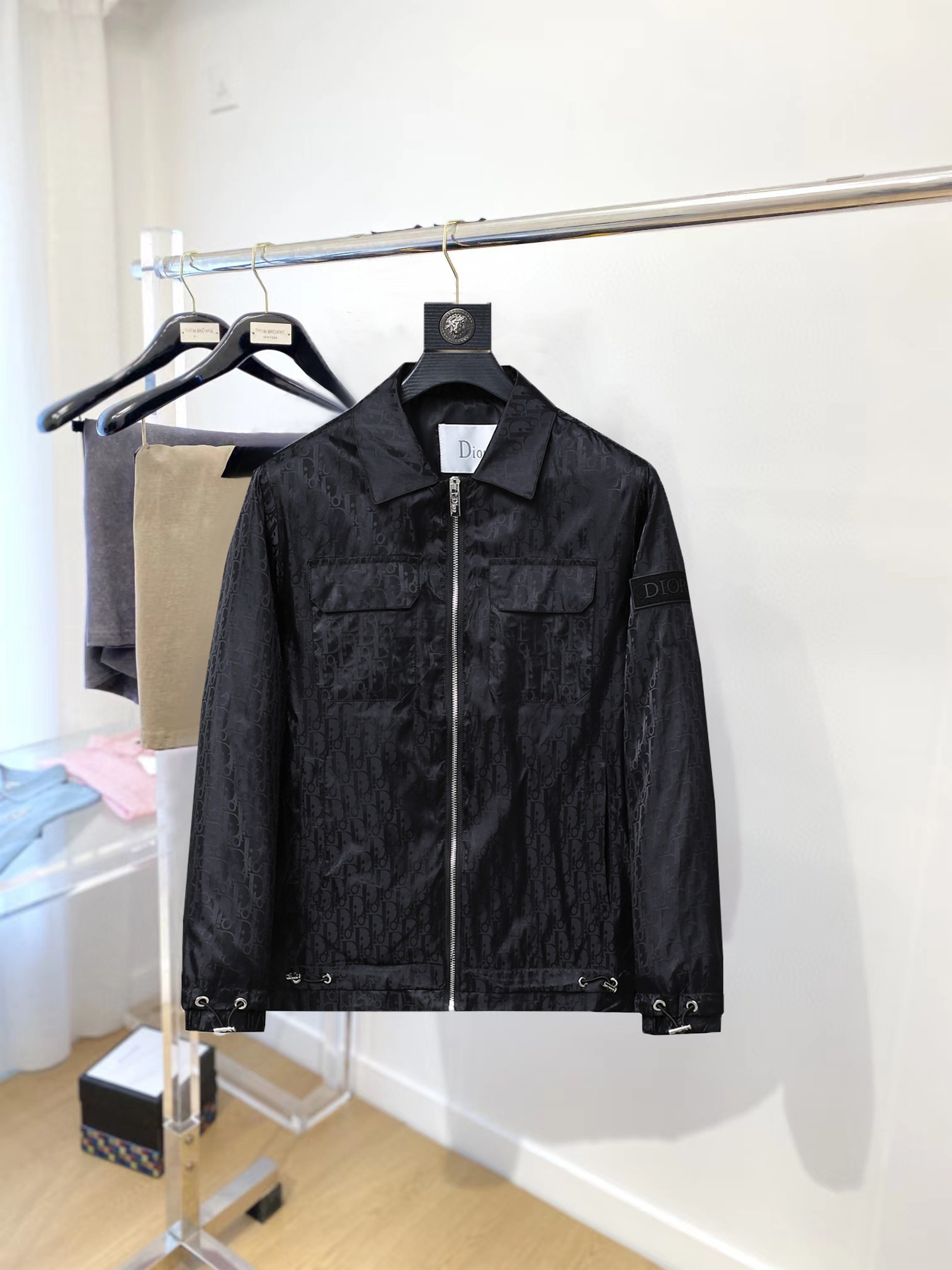 NO:954546,The same style as Dior's official website, complete with three labels, on sale in advance. 2026ss new autumn men's jacket, reversible original single with three labels, high-end version. Custom-made fabrics at the counter. Highly breathable and comfortable, impeccable details, brand element design concept, reflecting high quality. Delicate and soft feel. Casual tailoring, excellent upper body size. Size M~3XL, maximum wear 195 catties,, dior, jackets & coats, jackets & coats,19860909迪奥 官网同款,三标齐全,提前发售 2026ss开秋新款男士夹克外套,双面穿原单三标齐全高端版本 专柜定制面料 透气舒适度高,细节无可挑剔,品牌元素设计理念,体现高品质.手感细腻柔软 呈现休闲裁剪,上身版型超赞 码数M～3XL,最大穿195斤,,dior,jackets & coats,jackets & coats,,Men's clothing