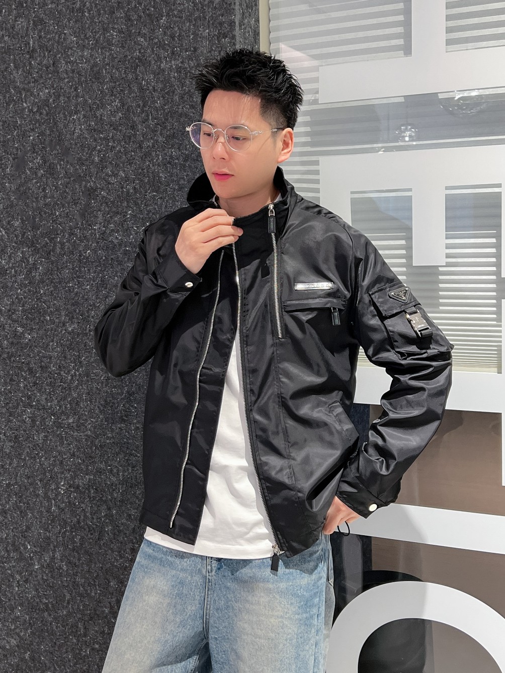 NO:139318,The same style on Prada official website, complete three standards, released in advance. 2025ss Spring New Men's Jacket Jacket, double-sided original single three standards, high-end version. Customized counter fabric, breathable and comfortable, impeccable details, brand element design concept, reflecting high quality. The feel is delicate and soft, presents casual cut, and the upper body style is superb. The number of sizes M~3XL, maximum wear 195 catties, prada, jackets & coats, jackets & coats, alexander wang19860909普拉达官网同款,三标齐全,提前发售 2025ss开春新款男士夹克外套,双面穿原单三标齐全高端版本 专柜定制面料 透气舒适度高,细节无可挑剔,品牌元素设计理念,体现高品质.手感细腻柔软 呈现休闲裁剪,上身版型超赞 码数M～3XL,最大穿195斤,,prada,jackets & coats,jackets & coats,alexander wang,Men's clothing