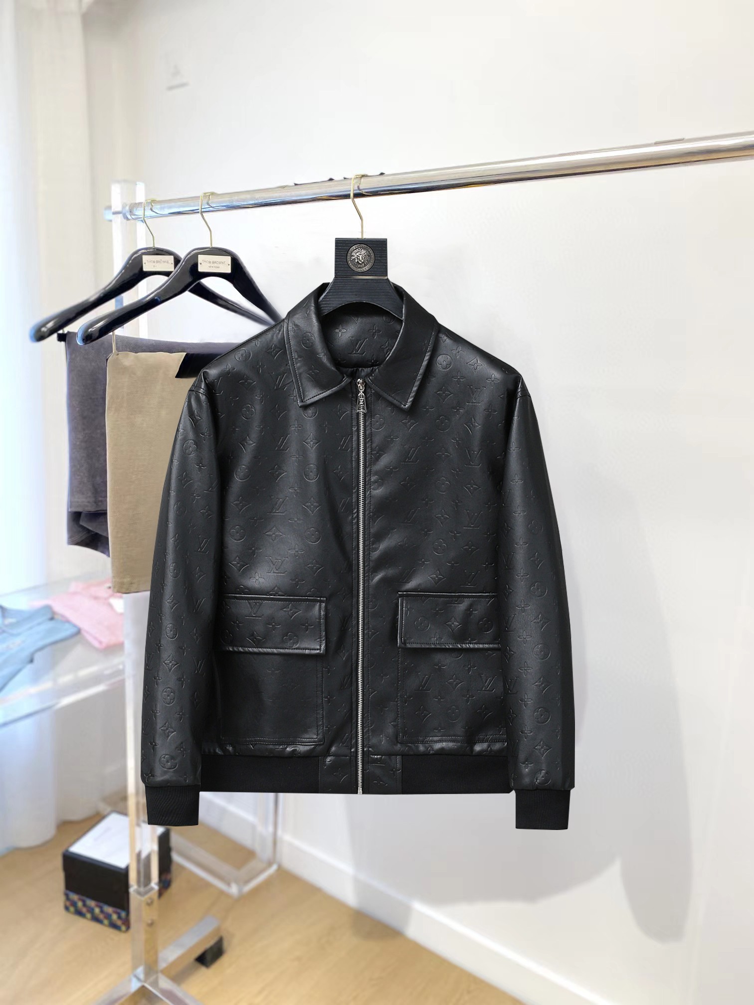 NO:954536,The same style as the LV official website, complete with three standards. The new casual fashion jacket in the 2026 autumn leather clothing counter is made of leather imported from South Korea. It has an ultra-avant-garde design style. It is delicate and comfortable. It is very light to wear and not easy to wrinkle. It has many layers of craftsmanship. The overall design is quite visual. The upper body is casual and stylish, with a certain degree of stiffness. It is definitely recommended for the temperament that is at the forefront of fashion. It is a must-have for urban leisure. Size M-XXXL (175 140 pounds, wear L  Wearing up to 200 pounds),,louis vuitton,jackets & coats,leather jacket,19860909LV 官网同款,三标齐全. 2026开秋皮衣专柜新款休闲时尚夹克 采用韩国进口皮料, 超前卫设计风格 细腻舒适 穿着非常轻便不易起皱.多重重工艺 整体的设计颇具视觉感,上身休闲有型,有一定的挺括度,绝对走在时尚最尖端的气质感推荐,都市休闲必备.尺码 M-XXXL(175 140斤穿L 最大穿200斤),,louis vuitton,jackets & coats,leather jacket,,Men's clothing