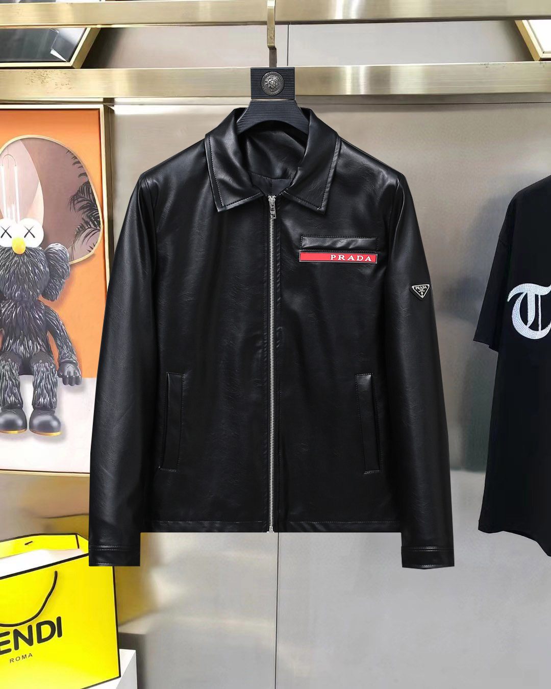 NO:954839,The same model from Prada's official website, complete with three labels, sold in advance. 2026ss new men's leather jacket for autumn, high-end version with original three labels. Custom-made fabrics at the counter. Highly breathable and comfortable, impeccable details, brand element design concept, reflecting high quality. Delicate and soft feel. Casual tailoring, excellent upper body shape. Size M～3XL, maximum weight, prada,jackets & coats,jackets & coats,leather jacket,19860909普拉达官网同款,三标齐全,提前发售 2026ss开秋新款男士皮衣夹克外套,原单三标齐全高端版本 专柜定制面料 透气舒适度高,细节无可挑剔,品牌元素设计理念,体现高品质.手感细腻柔软 呈现休闲裁剪,上身版型超赞 码数M～3XL,最大穿斤,,prada,jackets & coats,jackets & coats,leather jacket,,Men's clothing