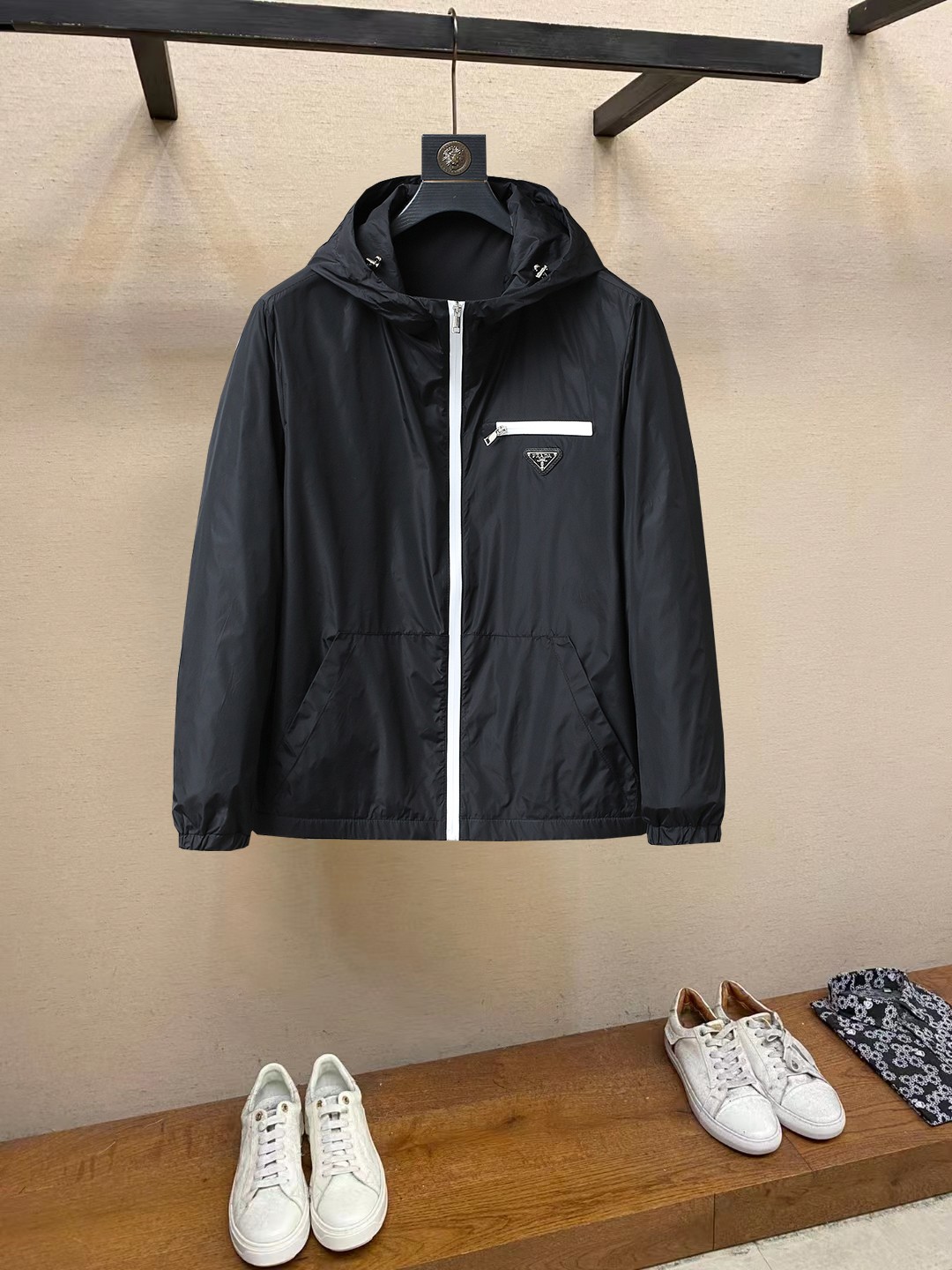 NO:862499,Prada official website same style, complete with three labels, on sale in advance. 2026ss new spring men's jacket, double-sided original single with three labels, high-end version. Custom-made fabrics at the counter. Highly breathable and comfortable, impeccable details, brand element design concept, reflecting high quality. Delicate and soft feel. Casual tailoring, excellent upper body shape. Size M～3XL, maximum wearing capacity is 195 catties., prada, jackets & coats, jackets & coats,19860909普拉达 官网同款,三标齐全,提前发售 2026ss开春新款男士夹克外套,双面穿原单三标齐全高端版本 专柜定制面料 透气舒适度高,细节无可挑剔,品牌元素设计理念,体现高品质.手感细腻柔软 呈现休闲裁剪,上身版型超赞 码数M～3XL,最大穿195斤,,prada,jackets & coats,jackets & coats,,Men's clothing