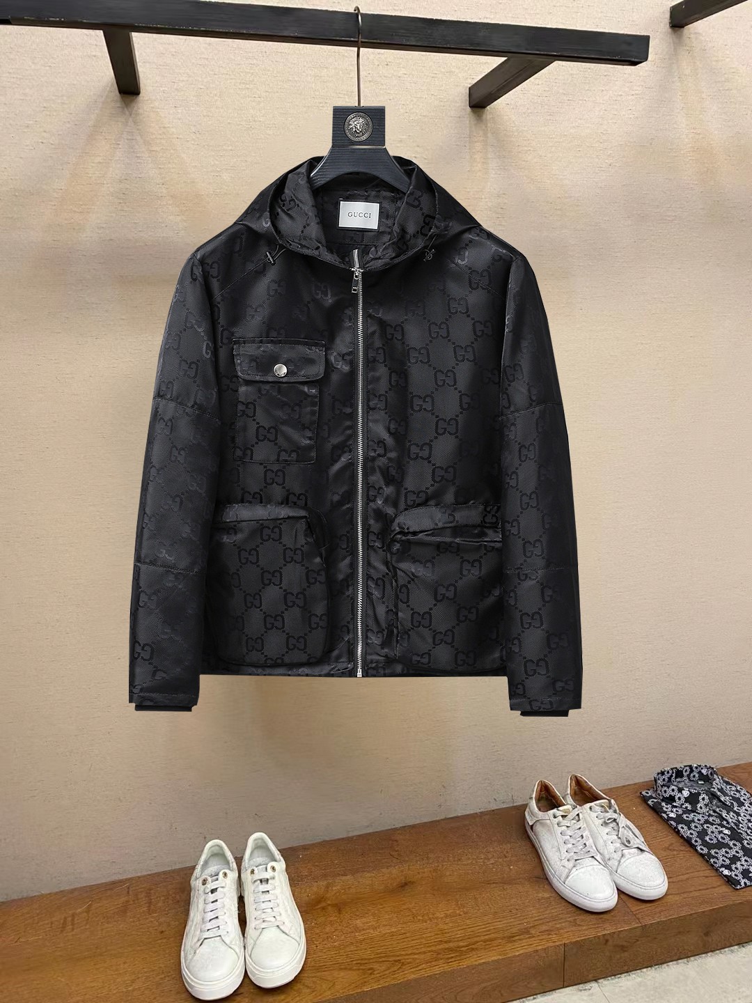 NO:862526,Same style as Gucci's official website, complete with three labels, on sale in advance. 2026ss new spring men's jacket, reversible original single with three labels, high-end version. Custom-made fabrics at the counter. Highly breathable and comfortable, impeccable details, brand element design concept, reflecting high quality. Delicate and soft feel. Casual tailoring, excellent upper body shape. Size M~3XL, maximum wear 195 catties,,jackets & coats,jackets & coats,19860909古奇 官网同款,三标齐全,提前发售 2026ss开春新款男士夹克外套,双面穿原单三标齐全高端版本 专柜定制面料 透气舒适度高,细节无可挑剔,品牌元素设计理念,体现高品质.手感细腻柔软 呈现休闲裁剪,上身版型超赞 码数M～3XL,最大穿195斤,,jackets & coats,jackets & coats,,Men's clothing