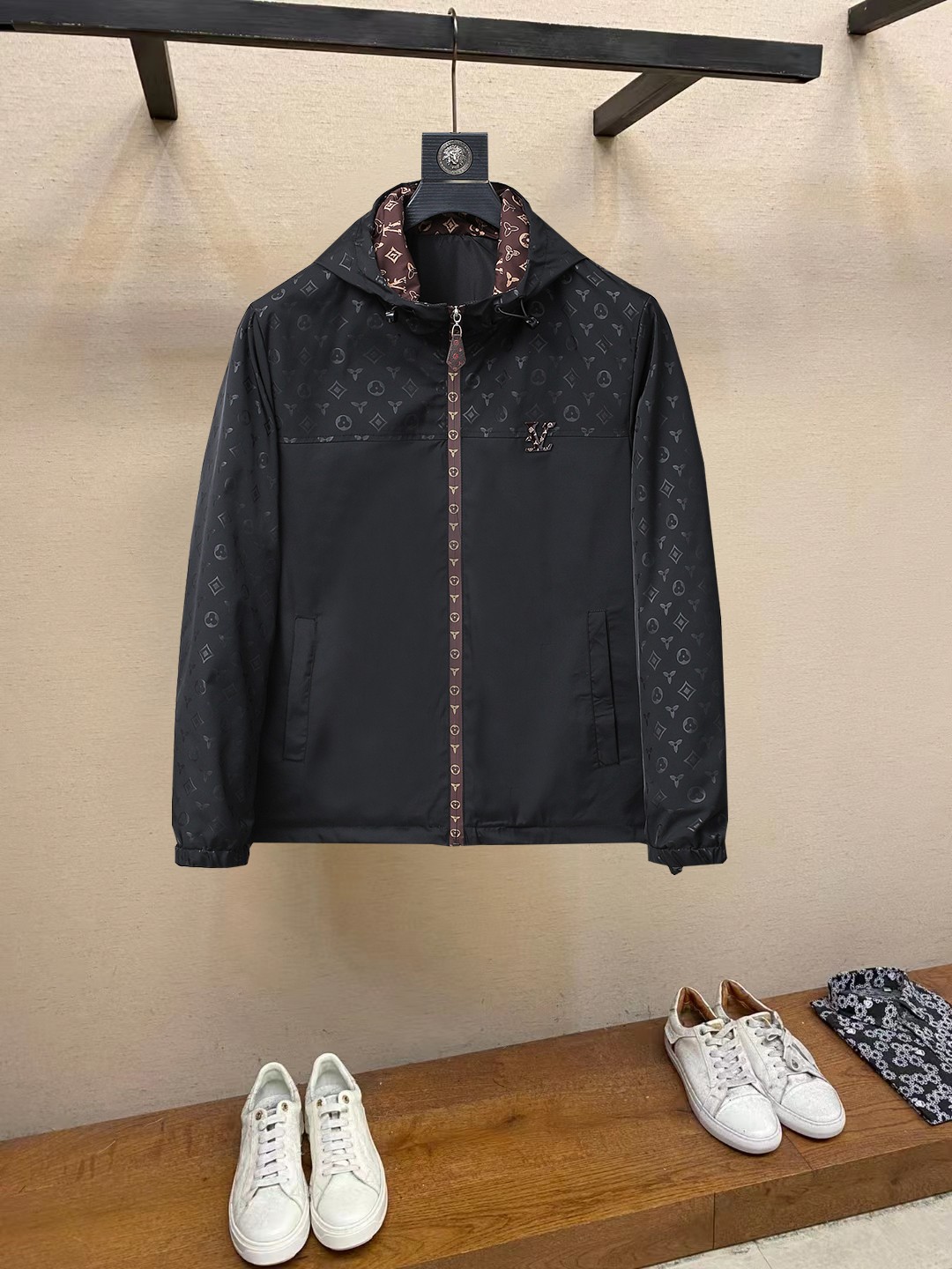 NO:862466,The same style as the LV official website, complete with three labels, sold in advance. 2026ss new spring men's jacket, reversible original single with three labels, high-end version. Custom-made fabrics at the counter. Highly breathable and comfortable, impeccable details, brand element design concept, reflecting high quality. Delicate and soft feel. Casual tailoring, excellent upper body shape. Size M~3XL, maximum wearing capacity is 195 pounds. Louis vuitton, jackets & coats,jackets & coats,19860909LV 官网同款,三标齐全,提前发售 2026ss开春新款男士夹克外套,双面穿原单三标齐全高端版本 专柜定制面料 透气舒适度高,细节无可挑剔,品牌元素设计理念,体现高品质.手感细腻柔软 呈现休闲裁剪,上身版型超赞 码数M～3XL,最大穿195斤,,louis vuitton,jackets & coats,jackets & coats,,Men's clothing