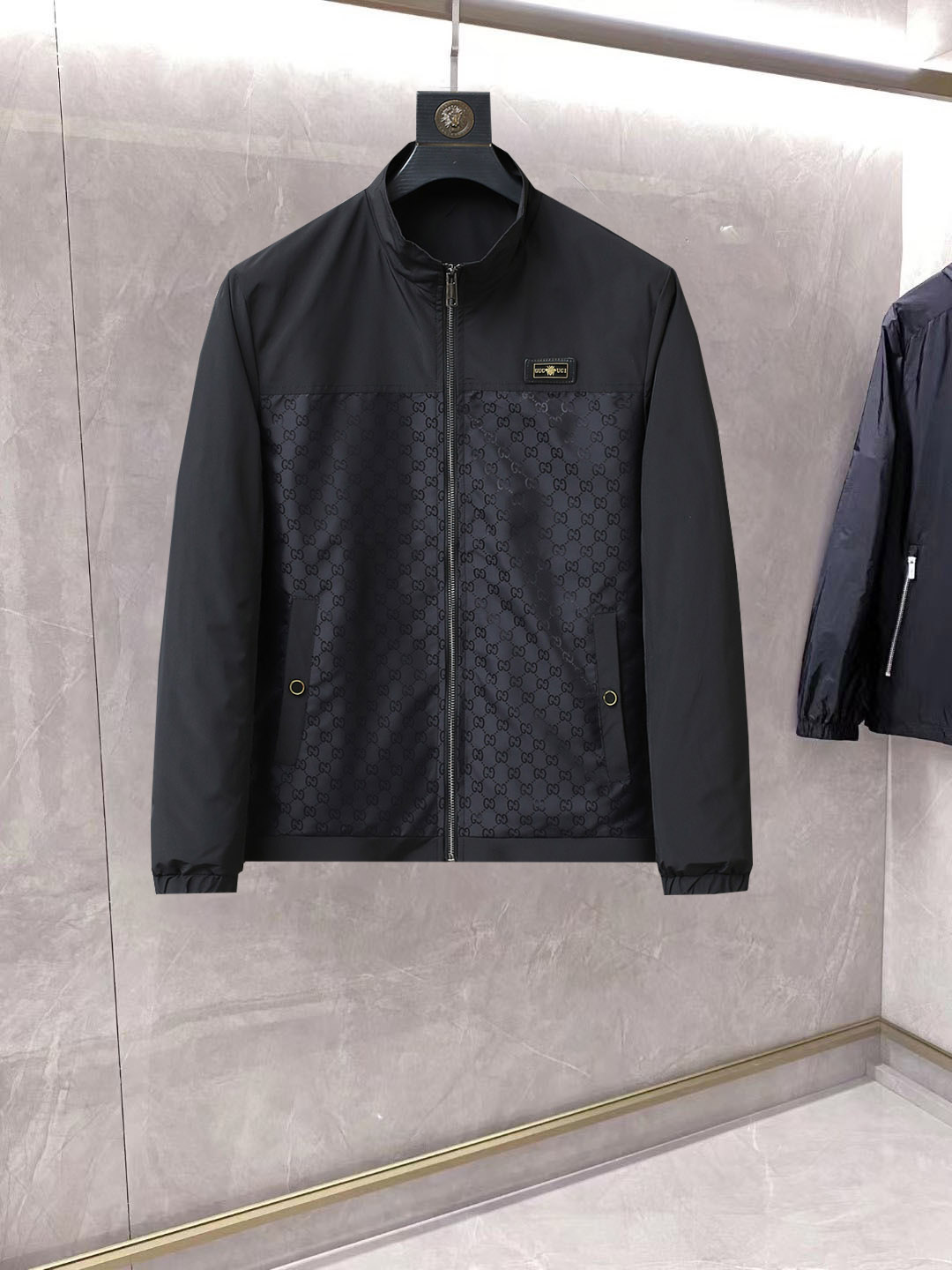 NO:861729,Same style as Gucci official website, on sale in advance!  2026ss new spring men's jackets, original high-end version with three standards!  With hidden hood, custom-made fabrics at the counter, highly breathable and comfortable, impeccable details, brand element design concept, reflecting high quality. It feels delicate and soft!  It presents a casual cut and the upper body shape is awesome!  Size M～3XL, maximum wearing capacity is 195 catties.,,jackets & coats,jackets & coats,hats,19860909古奇 官网同款,提前发售！2026ss开春新款男士夹克外套,原单三标齐全高端版本！带隐藏帽,专柜定制面料 透气舒适度高,细节无可挑剔,品牌元素设计理念,体现高品质.手感细腻柔软！呈现休闲裁剪,上身版型超赞！码数M～3XL,最大穿195斤.,,jackets & coats,jackets & coats,hats,,Men's clothing
