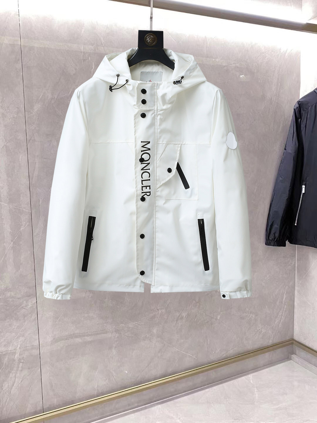 NO:861730,Same style as Mengkou official website, on sale in advance!  2026ss new spring men's jackets, original high-end version with three standards!  With hidden hood, custom-made fabrics at the counter, highly breathable and comfortable, impeccable details, brand element design concept, reflecting high quality. It feels delicate and soft!  It presents a casual cut and the upper body shape is awesome!  Size M～3XL, maximum wearing capacity is 195 catties.,,Moncler,jackets & coats,jackets & coats,hats,19860909蒙口 官网同款,提前发售！2026ss开春新款男士夹克外套,原单三标齐全高端版本！带隐藏帽,专柜定制面料 透气舒适度高,细节无可挑剔,品牌元素设计理念,体现高品质.手感细腻柔软！呈现休闲裁剪,上身版型超赞！码数M～3XL,最大穿195斤.,,Moncler,jackets & coats,jackets & coats,hats,,Men's clothing