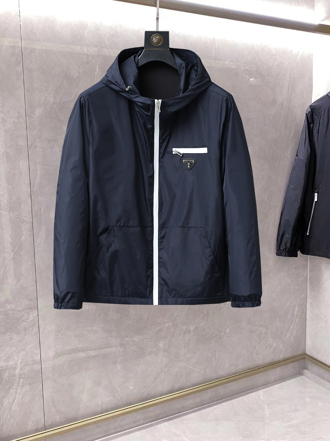 NO:861761,Same style as Prada official website, on sale in advance!  2026ss new spring men's jackets, original high-end version with three standards!  With hidden hood, custom-made fabrics at the counter, highly breathable and comfortable, impeccable details, brand element design concept, reflecting high quality. It feels delicate and soft!  It presents a casual cut and the upper body shape is awesome!  Size M～3XL, maximum wearing capacity is 195 catties.,,prada,jackets & coats,jackets & coats,hats,19860909普拉达 官网同款,提前发售！2026ss开春新款男士夹克外套,原单三标齐全高端版本！带隐藏帽,专柜定制面料 透气舒适度高,细节无可挑剔,品牌元素设计理念,体现高品质.手感细腻柔软！呈现休闲裁剪,上身版型超赞！码数M～3XL,最大穿195斤.,,prada,jackets & coats,jackets & coats,hats,,Men's clothing