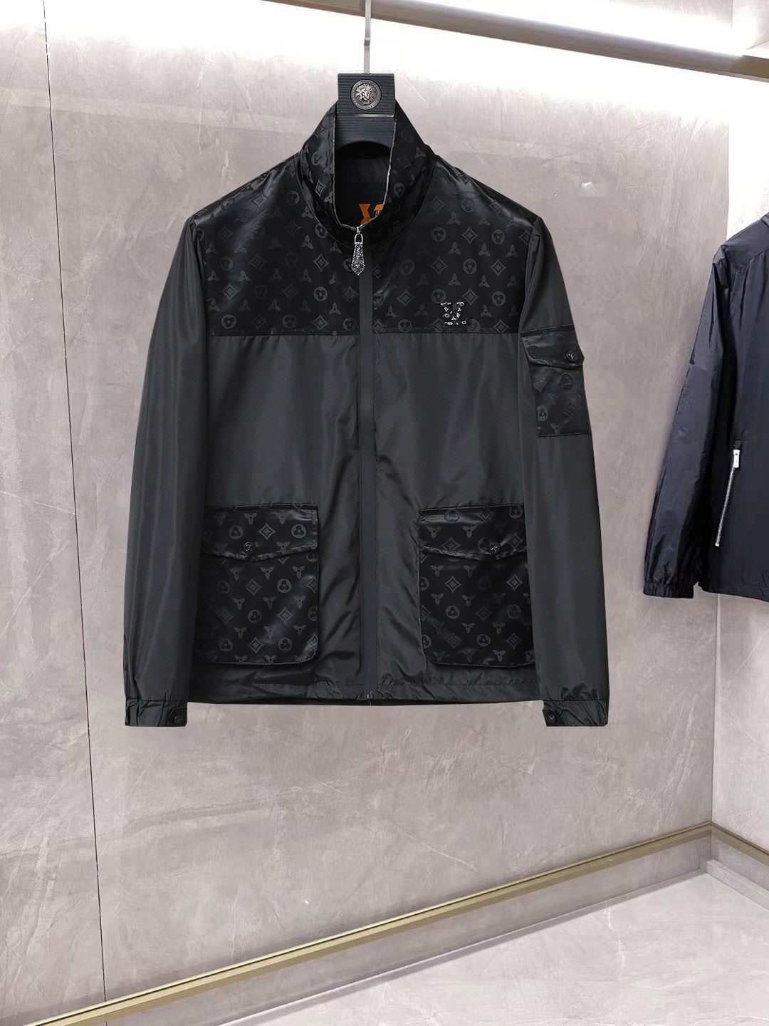 NO:861739,Same style as on LV official website, on sale in advance!  2026ss new spring men's jackets, original high-end version with three standards!  With hidden hood, custom-made fabrics at the counter, highly breathable and comfortable, impeccable details, brand element design concept, reflecting high quality. It feels delicate and soft!  It presents a casual cut and the upper body shape is awesome!  Size M～3XL, maximum wear is 195kg.,,louis vuitton,jackets & coats,jackets & coats,hats,19860909LV 官网同款,提前发售！2026ss开春新款男士夹克外套,原单三标齐全高端版本！带隐藏帽,专柜定制面料 透气舒适度高,细节无可挑剔,品牌元素设计理念,体现高品质.手感细腻柔软！呈现休闲裁剪,上身版型超赞！码数M～3XL,最大穿195斤.,,louis vuitton,jackets & coats,jackets & coats,hats,,Men's clothing