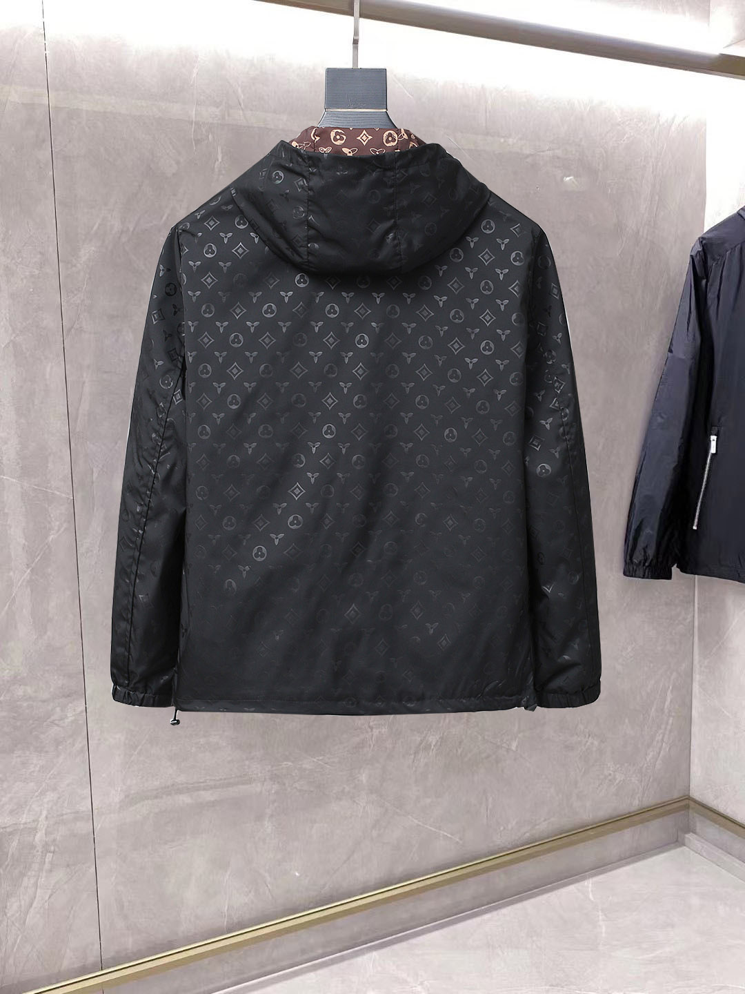 NO:861772,Same style as on LV official website, on sale in advance!  2026ss new spring men's jackets, original high-end version with three standards!  With hidden hood, custom-made fabrics at the counter, highly breathable and comfortable, impeccable details, brand element design concept, reflecting high quality. It feels delicate and soft!  It presents a casual cut and the upper body shape is awesome!  Size M～3XL, maximum wear is 195kg.,,louis vuitton,jackets & coats,jackets & coats,hats,19860909LV 官网同款,提前发售！2026ss开春新款男士夹克外套,原单三标齐全高端版本！带隐藏帽,专柜定制面料 透气舒适度高,细节无可挑剔,品牌元素设计理念,体现高品质.手感细腻柔软！呈现休闲裁剪,上身版型超赞！码数M～3XL,最大穿195斤.,,louis vuitton,jackets & coats,jackets & coats,hats,,Men's clothing