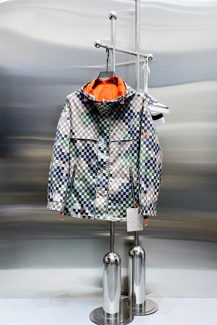 NO:876602,Same style as on LV official website, on sale in advance!  2026ss new spring men's jackets, original high-end version with three standards!  With hidden hood, custom-made fabrics at the counter, highly breathable and comfortable, impeccable details, brand element design concept, reflecting high quality. It feels delicate and soft!  It presents a casual cut and the upper body shape is awesome!  Size M～3XL, maximum wear is 195kg.,,louis vuitton,jackets & coats,jackets & coats,hats,19860909LV 官网同款,提前发售！2026ss开春新款男士夹克外套,原单三标齐全高端版本！带隐藏帽,专柜定制面料 透气舒适度高,细节无可挑剔,品牌元素设计理念,体现高品质.手感细腻柔软！呈现休闲裁剪,上身版型超赞！码数M～3XL,最大穿195斤.,,louis vuitton,jackets & coats,jackets & coats,hats,,Men's clothing