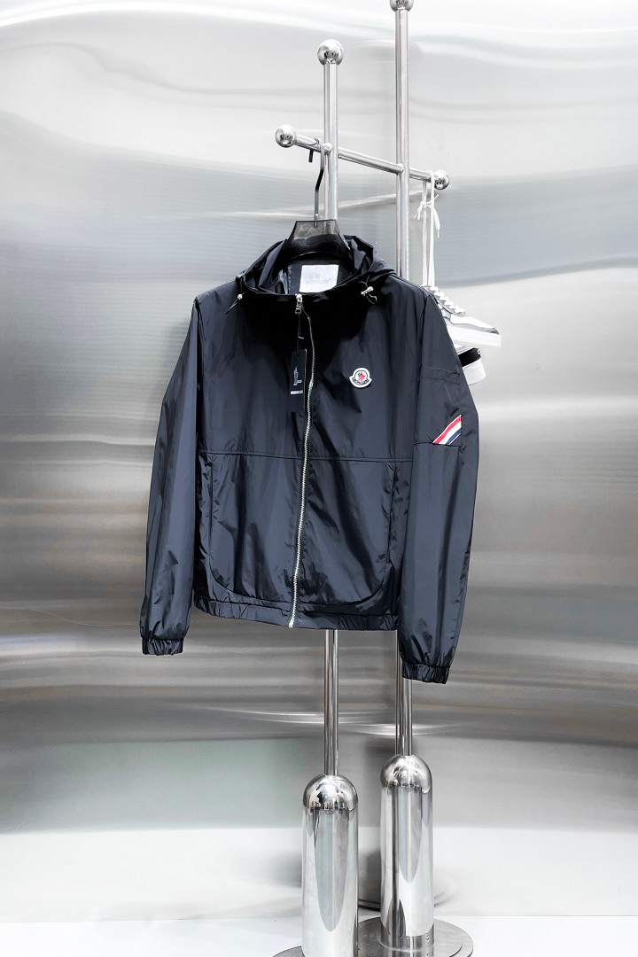 NO:876615,Same style as Mengkou official website, on sale in advance!  2026ss new spring men's jackets, original high-end version with three standards!  With hidden hood, custom-made fabrics at the counter, highly breathable and comfortable, impeccable details, brand element design concept, reflecting high quality. It feels delicate and soft!  It presents a casual cut and the upper body shape is awesome!  Size M～3XL, maximum wearing capacity is 195 catties.,,Moncler,jackets & coats,jackets & coats,hats,19860909蒙口 官网同款,提前发售！2026ss开春新款男士夹克外套,原单三标齐全高端版本！带隐藏帽,专柜定制面料 透气舒适度高,细节无可挑剔,品牌元素设计理念,体现高品质.手感细腻柔软！呈现休闲裁剪,上身版型超赞！码数M～3XL,最大穿195斤.,,Moncler,jackets & coats,jackets & coats,hats,,Men's clothing