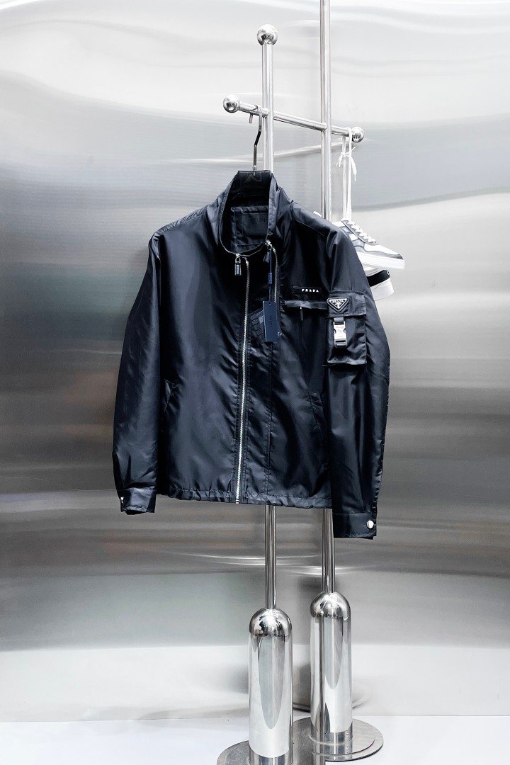 NO:876620,Same style as Prada official website, on sale in advance!  2026ss new spring men's jackets, original high-end version with three standards!  With hidden hood, custom-made fabrics at the counter, highly breathable and comfortable, impeccable details, brand element design concept, reflecting high quality. It feels delicate and soft!  It presents a casual cut and the upper body shape is awesome!  Size M～3XL, maximum wearing capacity is 195 catties.,,prada,jackets & coats,jackets & coats,hats,19860909普拉达 官网同款,提前发售！2026ss开春新款男士夹克外套,原单三标齐全高端版本！带隐藏帽,专柜定制面料 透气舒适度高,细节无可挑剔,品牌元素设计理念,体现高品质.手感细腻柔软！呈现休闲裁剪,上身版型超赞！码数M～3XL,最大穿195斤.,,prada,jackets & coats,jackets & coats,hats,,Men's clothing