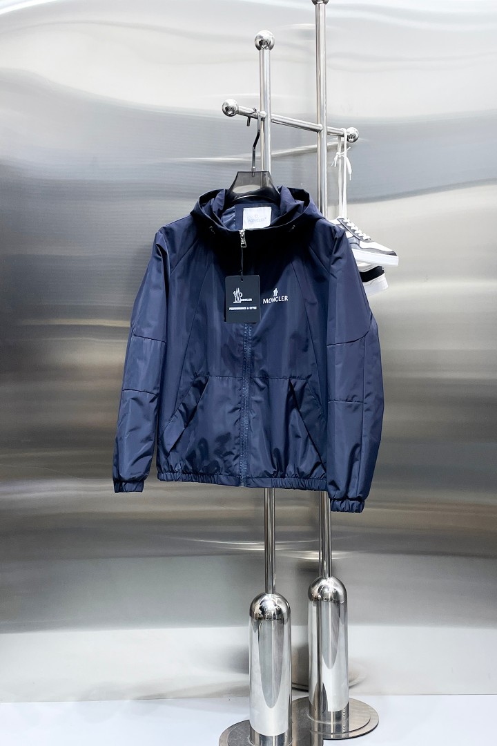NO:876625,Same style as Mengkou official website, on sale in advance!  2026ss new spring men's jackets, original high-end version with three standards!  With hidden hood, custom-made fabrics at the counter, highly breathable and comfortable, impeccable details, brand element design concept, reflecting high quality. It feels delicate and soft!  It presents a casual cut and the upper body shape is awesome!  Size M～3XL, maximum wearing capacity is 195 catties.,,Moncler,jackets & coats,jackets & coats,hats,19860909蒙口 官网同款,提前发售！2026ss开春新款男士夹克外套,原单三标齐全高端版本！带隐藏帽,专柜定制面料 透气舒适度高,细节无可挑剔,品牌元素设计理念,体现高品质.手感细腻柔软！呈现休闲裁剪,上身版型超赞！码数M～3XL,最大穿195斤.,,Moncler,jackets & coats,jackets & coats,hats,,Men's clothing