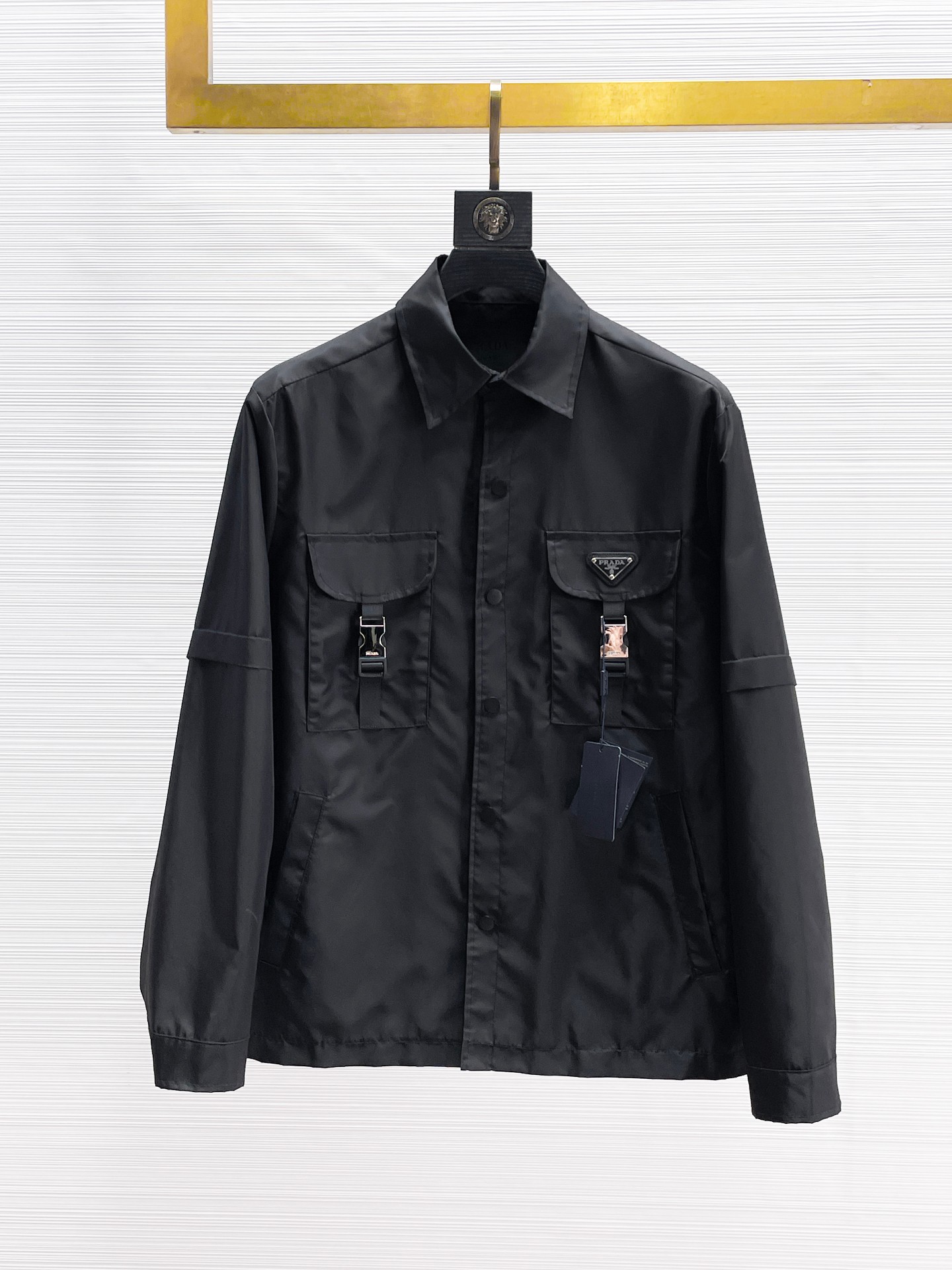 NO:869955,Same style as Prada official website, on sale in advance!  2026ss new spring men's jackets, original high-end version with three standards!  Custom-made fabrics at the counter are highly breathable and comfortable, with impeccable details and brand element design concepts, reflecting high quality. It feels delicate and soft!  It presents a casual cut and the upper body shape is awesome!  Size M～3XL, maximum wearing capacity is 195 catties.,,prada,jackets & coats,jackets & coats,19860909普拉达 官网同款,提前发售！2026ss开春新款男士夹克外套,原单三标齐全高端版本！专柜定制面料 透气舒适度高,细节无可挑剔,品牌元素设计理念,体现高品质.手感细腻柔软！呈现休闲裁剪,上身版型超赞！码数M～3XL,最大穿195斤.,,prada,jackets & coats,jackets & coats,,Men's clothing