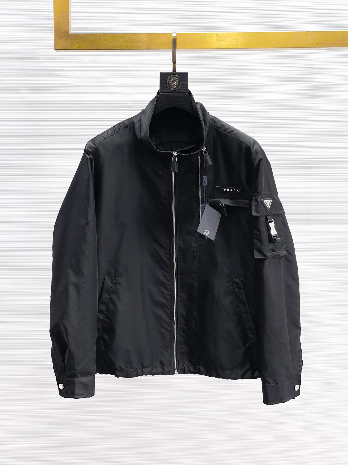 NO:869964,Same style as Prada official website, on sale in advance!  2026ss new spring men's jackets, original high-end version with three standards!  Custom-made fabrics at the counter are highly breathable and comfortable, with impeccable details and brand element design concepts, reflecting high quality. It feels delicate and soft!  It presents a casual cut and the upper body shape is awesome!  Size M～3XL, maximum wearing capacity is 195 catties.,,prada,jackets & coats,jackets & coats,19860909普拉达 官网同款,提前发售！2026ss开春新款男士夹克外套,原单三标齐全高端版本！专柜定制面料 透气舒适度高,细节无可挑剔,品牌元素设计理念,体现高品质.手感细腻柔软！呈现休闲裁剪,上身版型超赞！码数M～3XL,最大穿195斤.,,prada,jackets & coats,jackets & coats,,Men's clothing