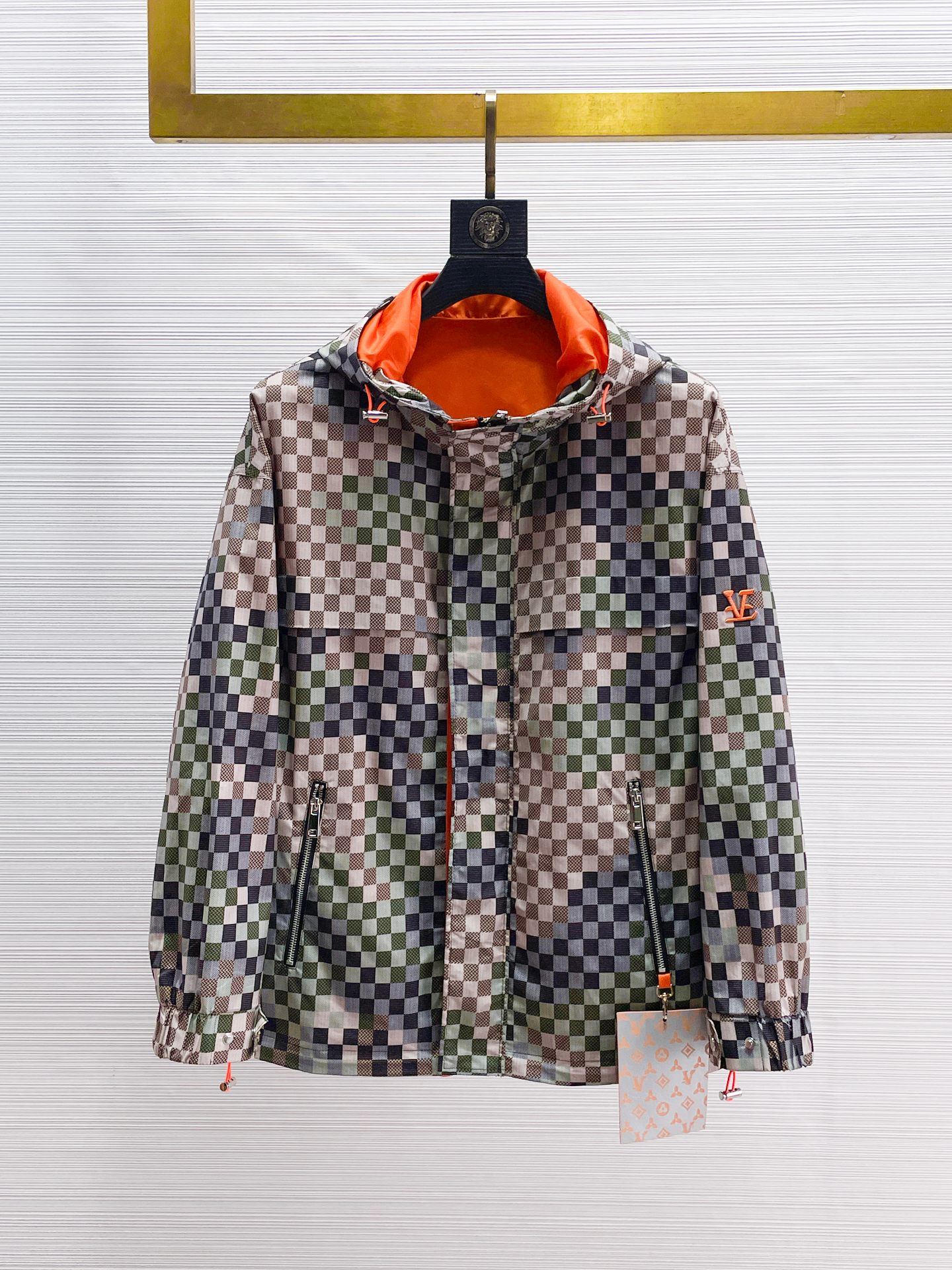 NO:869980,Same style as on LV official website, on sale in advance!  2026ss new spring men's jackets, original high-end version with three standards!  Custom-made fabrics at the counter are highly breathable and comfortable, with impeccable details and brand element design concepts, reflecting high quality. It feels delicate and soft!  It presents a casual cut and the upper body shape is awesome!  Size M～3XL, maximum wearing capacity is 195 catties.,,louis vuitton,jackets & coats,jackets & coats,19860909LV 官网同款,提前发售！2026ss开春新款男士夹克外套,原单三标齐全高端版本！专柜定制面料 透气舒适度高,细节无可挑剔,品牌元素设计理念,体现高品质.手感细腻柔软！呈现休闲裁剪,上身版型超赞！码数M～3XL,最大穿195斤.,,louis vuitton,jackets & coats,jackets & coats,,Men's clothing