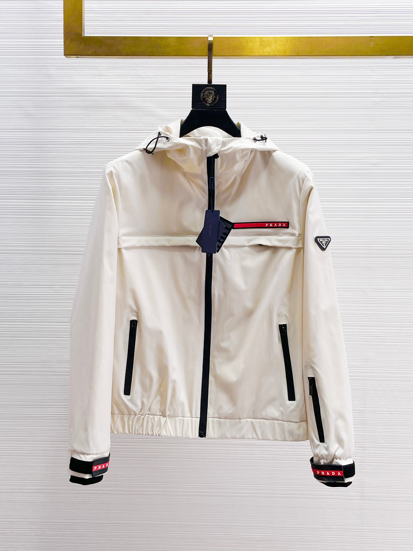 NO:869989,Same style as Prada official website, on sale in advance!  2026ss new spring men's jackets, original high-end version with three standards!  Custom-made fabrics at the counter are highly breathable and comfortable, with impeccable details and brand element design concepts, reflecting high quality. It feels delicate and soft!  It presents a casual cut and the upper body shape is awesome!  Size M～3XL, maximum wearing capacity is 195 catties.,,prada,jackets & coats,jackets & coats,19860909普拉达 官网同款,提前发售！2026ss开春新款男士夹克外套,原单三标齐全高端版本！专柜定制面料 透气舒适度高,细节无可挑剔,品牌元素设计理念,体现高品质.手感细腻柔软！呈现休闲裁剪,上身版型超赞！码数M～3XL,最大穿195斤.,,prada,jackets & coats,jackets & coats,,Men's clothing
