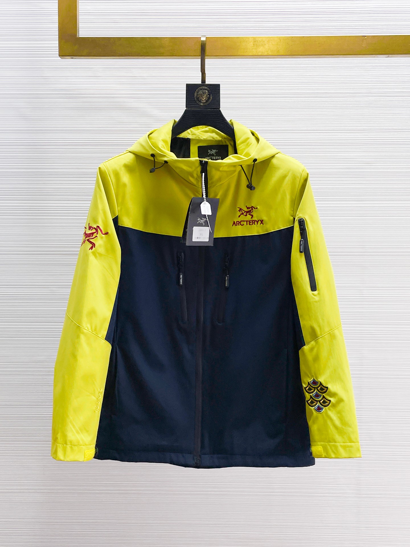 NO:869997,Same style as Arc’teryx official website, on sale in advance!  2026ss new spring men's jackets, original high-end version with three standards!  Custom-made fabrics at the counter are highly breathable and comfortable, with impeccable details and brand element design concepts, reflecting high quality. It feels delicate and soft!  It presents a casual cut and the upper body shape is awesome!  Size M～3XL, maximum wearing capacity is 195 catties.,arc'teryx,jackets & coats,jackets & coats,19860909始祖鸟 官网同款,提前发售！2026ss开春新款男士夹克外套,原单三标齐全高端版本！专柜定制面料 透气舒适度高,细节无可挑剔,品牌元素设计理念,体现高品质.手感细腻柔软！呈现休闲裁剪,上身版型超赞！码数M～3XL,最大穿195斤.,arc'teryx,jackets & coats,jackets & coats,,Men's clothing
