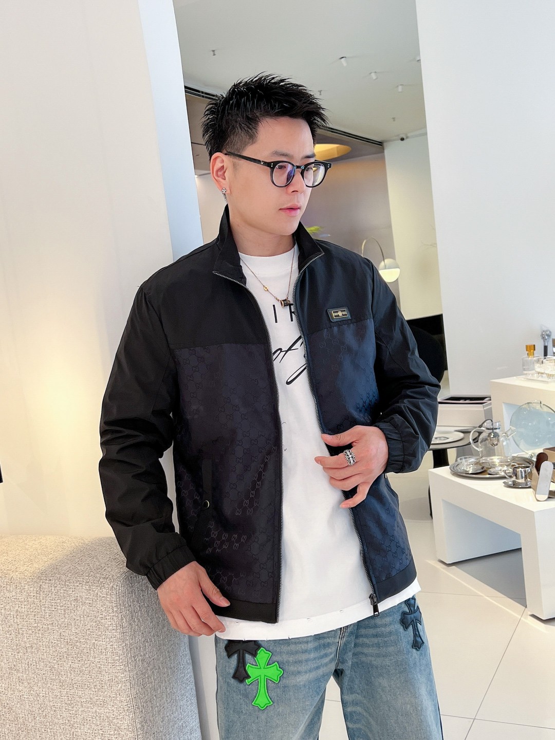 NO:139138,The same style on Guqi official website, complete three standards, and is released in advance. 2025ss Spring New Men's Jacket Jacket, double-sided original single three standards, high-end version. Customized counter fabric, breathable and comfortable, impeccable details, brand element design concept, reflecting high quality. The feel is delicate and soft, presents casual cut, and the upper body style is superb. The number of sizes M~3XL, maximum wear 195 kilograms, jackets & coats, jackets & coats, alexander wang19860909古奇官网同款,三标齐全,提前发售 2025ss开春新款男士夹克外套,双面穿原单三标齐全高端版本 专柜定制面料 透气舒适度高,细节无可挑剔,品牌元素设计理念,体现高品质.手感细腻柔软 呈现休闲裁剪,上身版型超赞 码数M～3XL,最大穿195斤,,jackets & coats,jackets & coats,alexander wang,Men's clothing