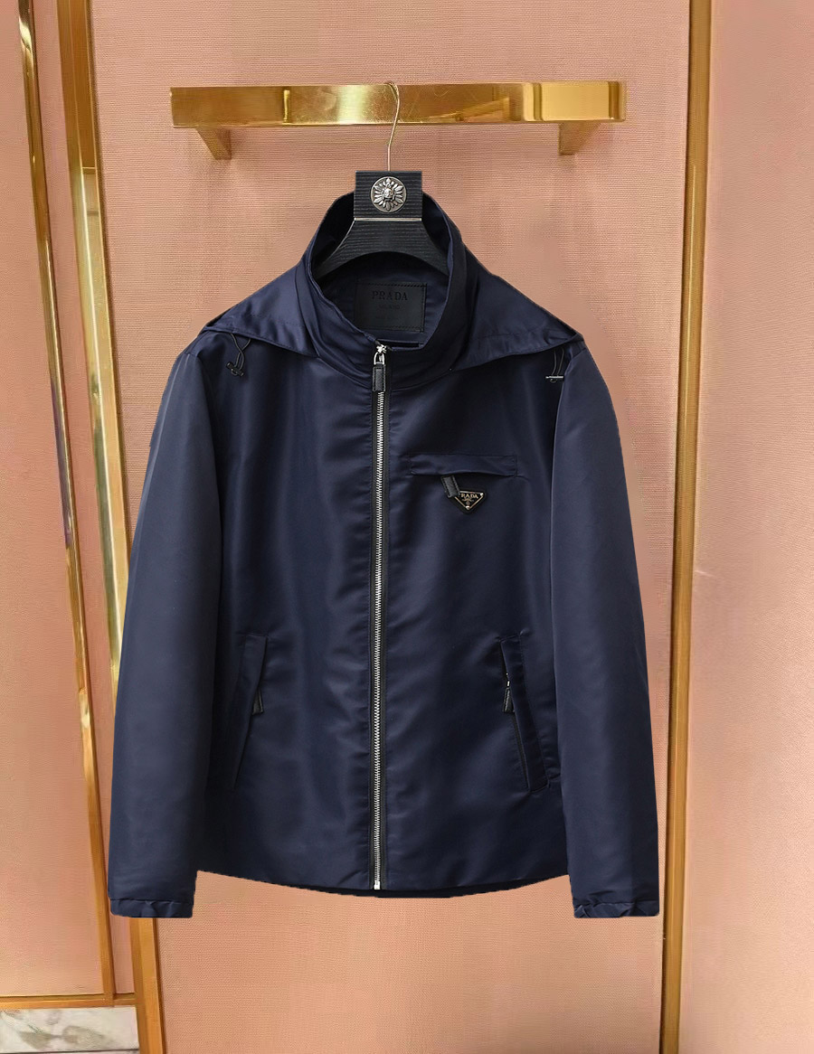 NO:734167,Same style as Prada official website, on sale in advance!  2026ss new spring men's jackets, original high-end version with three standards!  With hidden hood, custom-made fabrics at the counter, highly breathable and comfortable, impeccable details, brand element design concept, reflecting high quality. It feels delicate and soft!  It presents a casual cut and the upper body shape is awesome!  Size M～3XL, maximum wearing capacity is 195 catties.,,prada,jackets & coats,jackets & coats,hats,19860909普拉达 官网同款,提前发售！2026ss开春新款男士夹克外套,原单三标齐全高端版本！带隐藏帽,专柜定制面料 透气舒适度高,细节无可挑剔,品牌元素设计理念,体现高品质.手感细腻柔软！呈现休闲裁剪,上身版型超赞！码数M～3XL,最大穿195斤.,,prada,jackets & coats,jackets & coats,hats,,Men's clothing