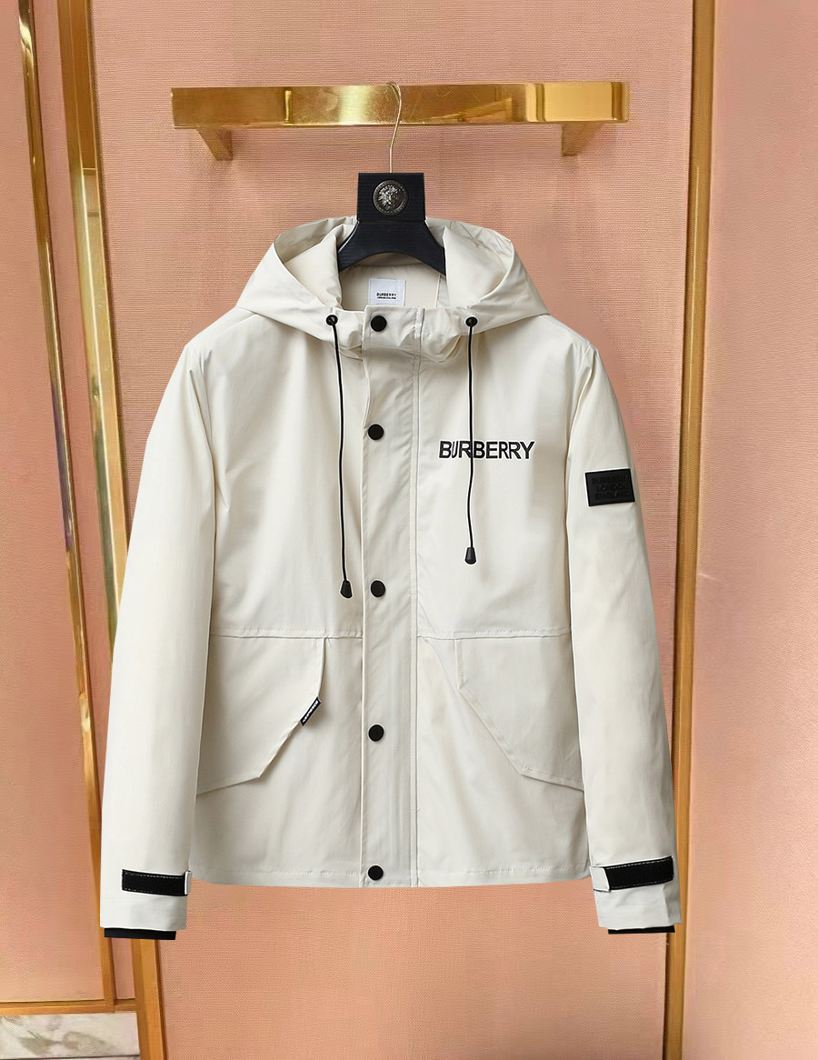 NO:734105,Same style as Burberry official website, on sale in advance!  2026ss new spring men's jackets, original high-end version with three standards!  With hidden hood, custom-made fabrics at the counter, highly breathable and comfortable, impeccable details, brand element design concept, reflecting high quality. It feels delicate and soft!  It presents a casual cut and the upper body shape is awesome!  Size M～3XL, maximum wearing capacity is 195 catties.,,burberry,jackets & coats,jackets & coats,hats,19860909巴宝莉 官网同款,提前发售！2026ss开春新款男士夹克外套,原单三标齐全高端版本！带隐藏帽,专柜定制面料 透气舒适度高,细节无可挑剔,品牌元素设计理念,体现高品质.手感细腻柔软！呈现休闲裁剪,上身版型超赞！码数M～3XL,最大穿195斤.,,burberry,jackets & coats,jackets & coats,hats,,Men's clothing