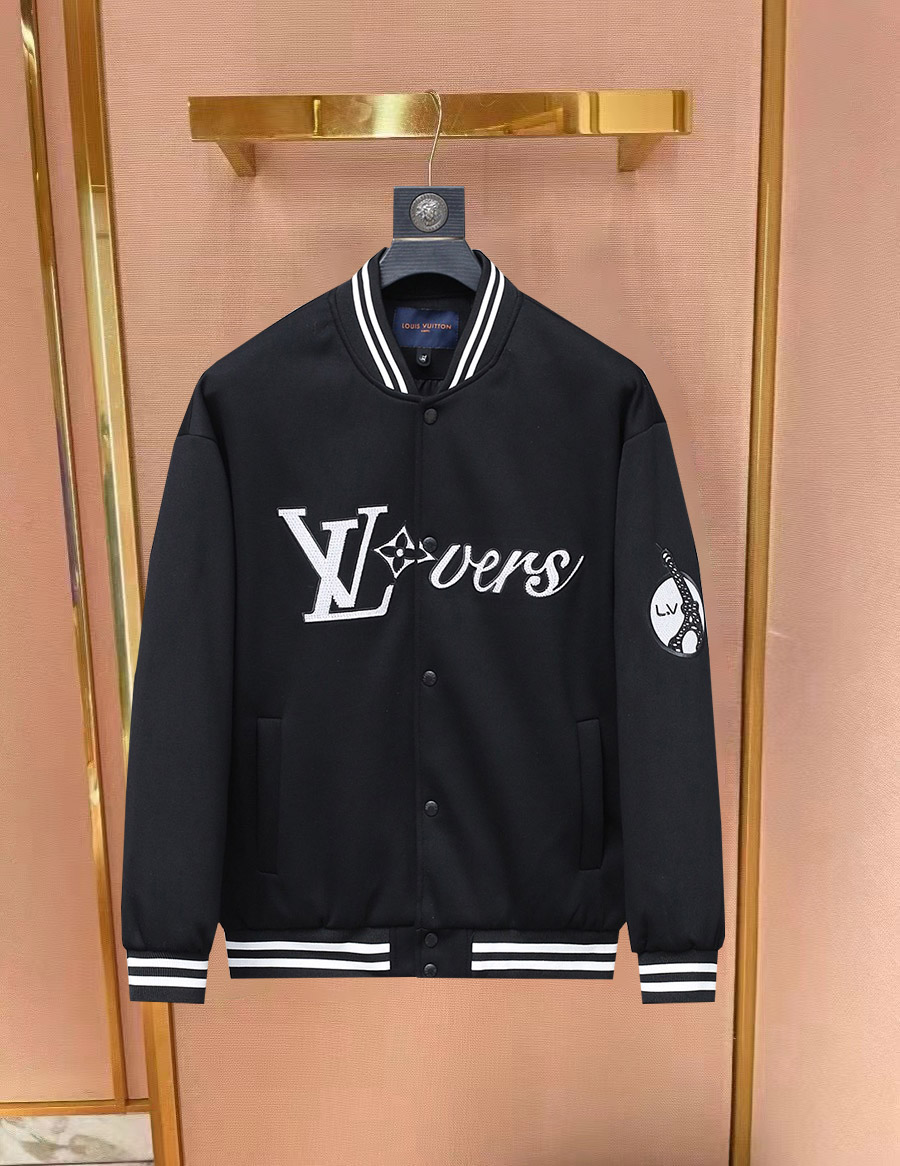 NO:734248,Same style as on LV official website, on sale in advance!  2026ss new spring men's jackets, original high-end version with three standards!  With hidden hood, custom-made fabrics at the counter, highly breathable and comfortable, impeccable details, brand element design concept, reflecting high quality. It feels delicate and soft!  It presents a casual cut and the upper body shape is awesome!  Size M～3XL, maximum wear is 195kg.,,louis vuitton,jackets & coats,jackets & coats,hats,19860909LV 官网同款,提前发售！2026ss开春新款男士夹克外套,原单三标齐全高端版本！带隐藏帽,专柜定制面料 透气舒适度高,细节无可挑剔,品牌元素设计理念,体现高品质.手感细腻柔软！呈现休闲裁剪,上身版型超赞！码数M～3XL,最大穿195斤.,,louis vuitton,jackets & coats,jackets & coats,hats,,Men's clothing