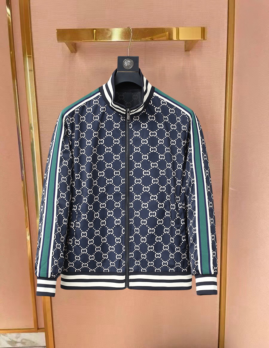 NO:734122,Same style as Gucci official website, on sale in advance!  2026ss new spring men's jackets, original high-end version with three standards!  With hidden hood, custom-made fabrics at the counter, highly breathable and comfortable, impeccable details, brand element design concept, reflecting high quality. It feels delicate and soft!  It presents a casual cut and the upper body shape is awesome!  Size M～3XL, maximum wearing capacity is 195 catties.,,jackets & coats,jackets & coats,hats,19860909古奇 官网同款,提前发售！2026ss开春新款男士夹克外套,原单三标齐全高端版本！带隐藏帽,专柜定制面料 透气舒适度高,细节无可挑剔,品牌元素设计理念,体现高品质.手感细腻柔软！呈现休闲裁剪,上身版型超赞！码数M～3XL,最大穿195斤.,,jackets & coats,jackets & coats,hats,,Men's clothing