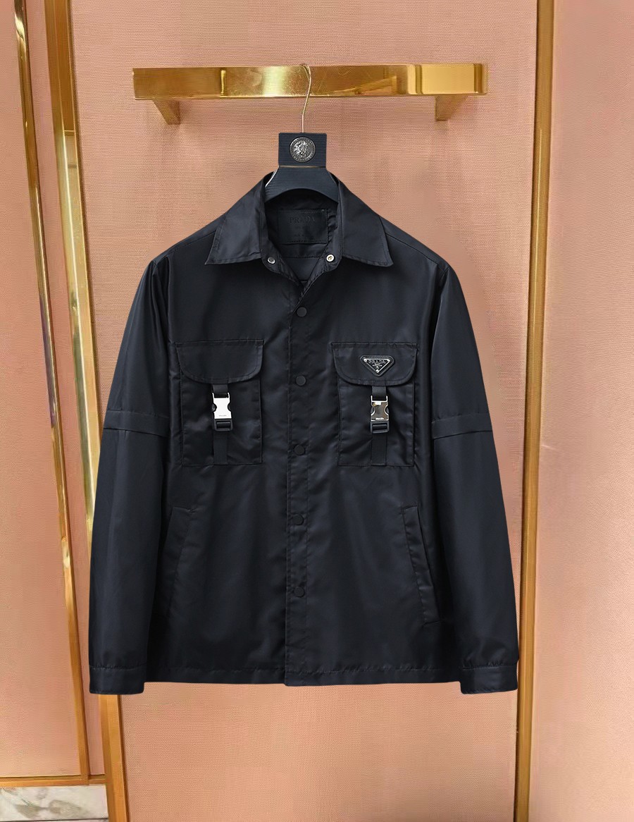 NO:734136,Same style as Prada official website, on sale in advance!  2026ss new spring men's jackets, original high-end version with three standards!  With hidden hood, custom-made fabrics at the counter, highly breathable and comfortable, impeccable details, brand element design concept, reflecting high quality. It feels delicate and soft!  It presents a casual cut and the upper body shape is awesome!  Size M～3XL, maximum wearing capacity is 195 catties.,,prada,jackets & coats,jackets & coats,hats,19860909普拉达 官网同款,提前发售！2026ss开春新款男士夹克外套,原单三标齐全高端版本！带隐藏帽,专柜定制面料 透气舒适度高,细节无可挑剔,品牌元素设计理念,体现高品质.手感细腻柔软！呈现休闲裁剪,上身版型超赞！码数M～3XL,最大穿195斤.,,prada,jackets & coats,jackets & coats,hats,,Men's clothing