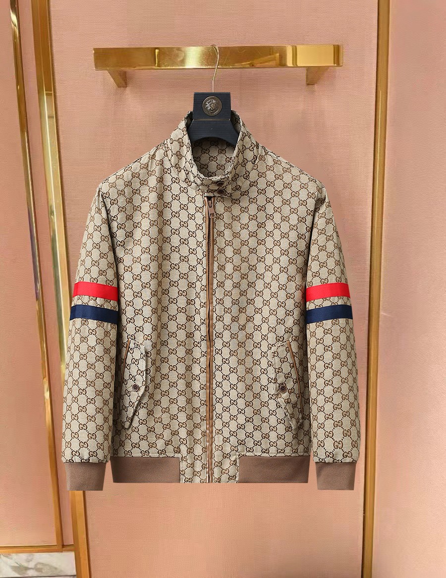 NO:734116,Same style as Gucci official website, on sale in advance!  2026ss new spring men's jackets, original high-end version with three standards!  With hidden hood, custom-made fabrics at the counter, highly breathable and comfortable, impeccable details, brand element design concept, reflecting high quality. It feels delicate and soft!  It presents a casual cut and the upper body shape is awesome!  Size M～3XL, maximum wearing capacity is 195 catties.,,jackets & coats,jackets & coats,hats,19860909古奇 官网同款,提前发售！2026ss开春新款男士夹克外套,原单三标齐全高端版本！带隐藏帽,专柜定制面料 透气舒适度高,细节无可挑剔,品牌元素设计理念,体现高品质.手感细腻柔软！呈现休闲裁剪,上身版型超赞！码数M～3XL,最大穿195斤.,,jackets & coats,jackets & coats,hats,,Men's clothing