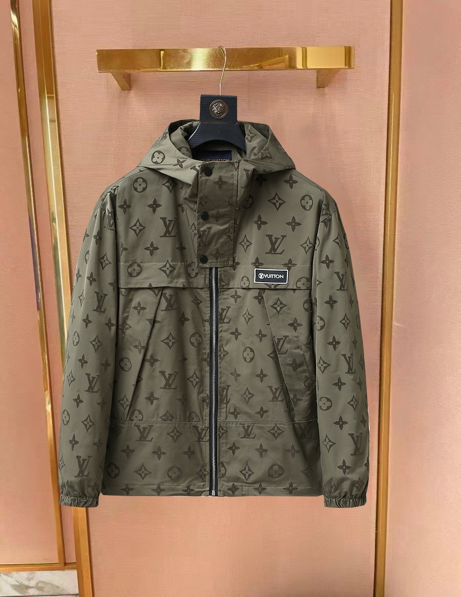 NO:734101,Same style as on LV official website, on sale in advance!  2026ss new spring men's jackets, original high-end version with three standards!  With hidden hood, custom-made fabrics at the counter, highly breathable and comfortable, impeccable details, brand element design concept, reflecting high quality. It feels delicate and soft!  It presents a casual cut and the upper body shape is awesome!  Size M～3XL, maximum wear is 195kg.,,louis vuitton,jackets & coats,jackets & coats,hats,19860909LV 官网同款,提前发售！2026ss开春新款男士夹克外套,原单三标齐全高端版本！带隐藏帽,专柜定制面料 透气舒适度高,细节无可挑剔,品牌元素设计理念,体现高品质.手感细腻柔软！呈现休闲裁剪,上身版型超赞！码数M～3XL,最大穿195斤.,,louis vuitton,jackets & coats,jackets & coats,hats,,Men's clothing