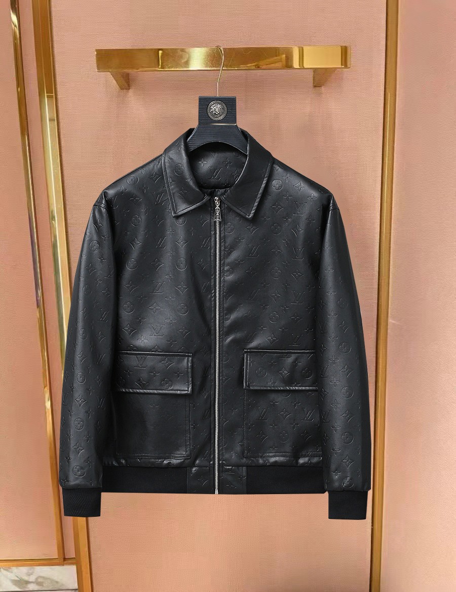 NO:734172,Same style as on LV official website, on sale in advance!  2026ss spring new men's leather jacket, original three-standard high-end version!  With hidden hood, custom-made fabrics at the counter, highly breathable and comfortable, impeccable details, brand element design concept, reflecting high quality. It feels delicate and soft!  It presents a casual cut and the upper body shape is awesome!  Size M～3XL, maximum wear is 195kg.,,louis vuitton,jackets & coats,jackets & coats,leather jacket,hats,19860909LV 官网同款,提前发售！2026ss开春新款男士皮衣夹克外套,原单三标齐全高端版本！带隐藏帽,专柜定制面料 透气舒适度高,细节无可挑剔,品牌元素设计理念,体现高品质.手感细腻柔软！呈现休闲裁剪,上身版型超赞！码数M～3XL,最大穿195斤.,,louis vuitton,jackets & coats,jackets & coats,leather jacket,hats,,Men's clothing