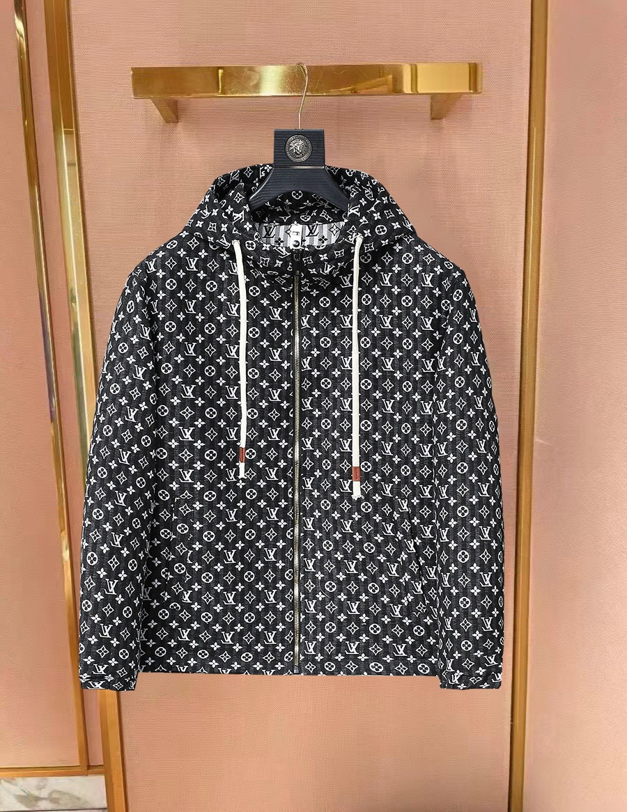 NO:734176,Same style as on LV official website, on sale in advance!  2026ss new spring men's jackets, original high-end version with three standards!  With hidden hood, custom-made fabrics at the counter, highly breathable and comfortable, impeccable details, brand element design concept, reflecting high quality. It feels delicate and soft!  It presents a casual cut and the upper body shape is awesome!  Size M～3XL, maximum wear is 195kg.,,louis vuitton,jackets & coats,jackets & coats,hats,19860909LV 官网同款,提前发售！2026ss开春新款男士夹克外套,原单三标齐全高端版本！带隐藏帽,专柜定制面料 透气舒适度高,细节无可挑剔,品牌元素设计理念,体现高品质.手感细腻柔软！呈现休闲裁剪,上身版型超赞！码数M～3XL,最大穿195斤.,,louis vuitton,jackets & coats,jackets & coats,hats,,Men's clothing