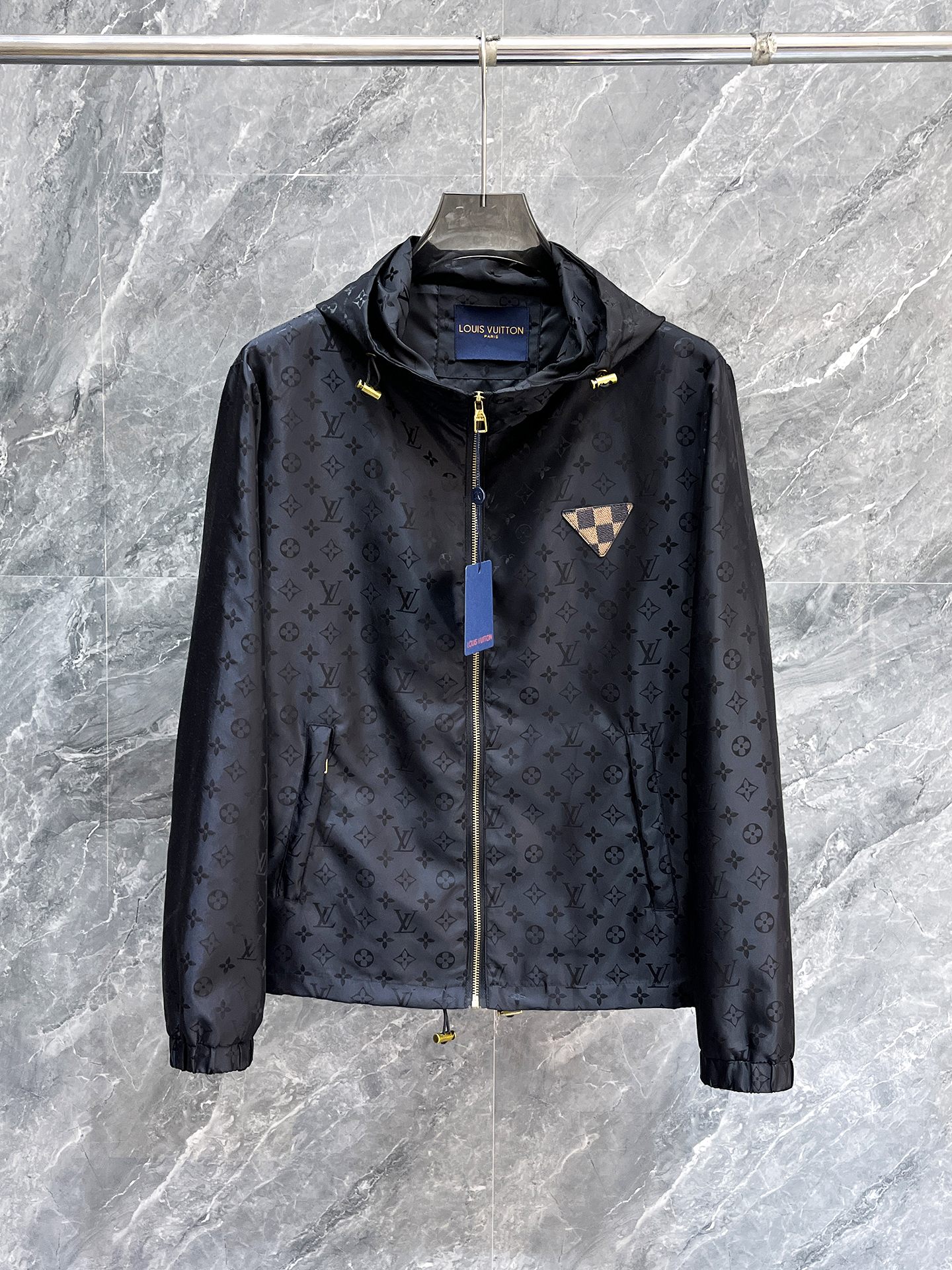 NO:869009,Same style as on LV official website, on sale in advance!  2026ss new spring men's jackets, original high-end version with three standards!  With hidden hood, custom-made fabrics at the counter, highly breathable and comfortable, impeccable details, brand element design concept, reflecting high quality. It feels delicate and soft!  It presents a casual cut and the upper body shape is awesome!  Size M～3XL, maximum wear is 195kg.,,louis vuitton,jackets & coats,jackets & coats,hats,19860909LV 官网同款,提前发售！2026ss开春新款男士夹克外套,原单三标齐全高端版本！带隐藏帽,专柜定制面料 透气舒适度高,细节无可挑剔,品牌元素设计理念,体现高品质.手感细腻柔软！呈现休闲裁剪,上身版型超赞！码数M～3XL,最大穿195斤.,,louis vuitton,jackets & coats,jackets & coats,hats,,Men's clothing