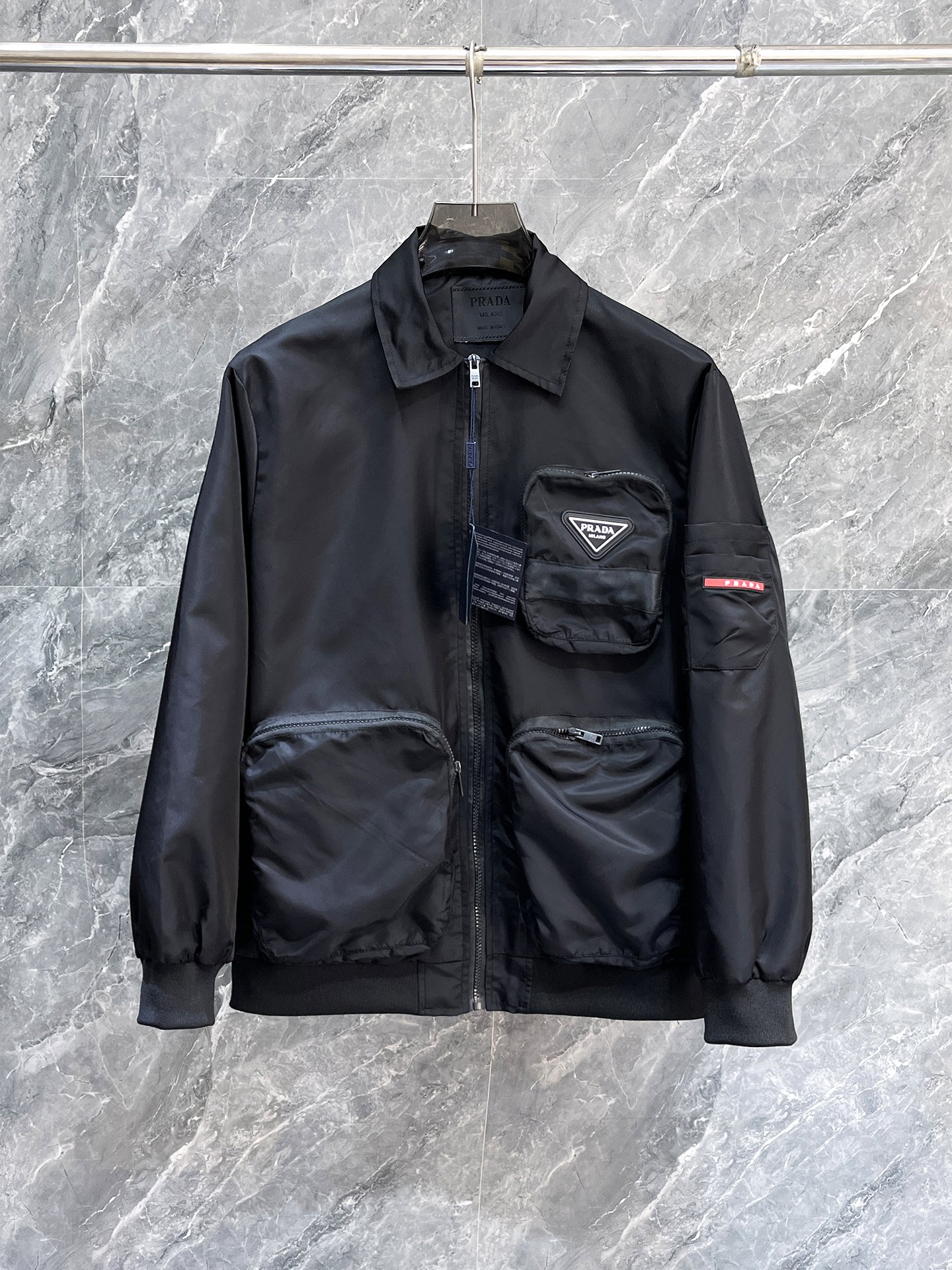 NO:869016,Same style as Prada official website, on sale in advance!  2026ss new spring men's jackets, original high-end version with three standards!  With hidden hood, custom-made fabrics at the counter, highly breathable and comfortable, impeccable details, brand element design concept, reflecting high quality. It feels delicate and soft!  It presents a casual cut and the upper body shape is awesome!  Size M～3XL, maximum wearing capacity is 195 catties.,,prada,jackets & coats,jackets & coats,hats,19860909普拉达 官网同款,提前发售！2026ss开春新款男士夹克外套,原单三标齐全高端版本！带隐藏帽,专柜定制面料 透气舒适度高,细节无可挑剔,品牌元素设计理念,体现高品质.手感细腻柔软！呈现休闲裁剪,上身版型超赞！码数M～3XL,最大穿195斤.,,prada,jackets & coats,jackets & coats,hats,,Men's clothing