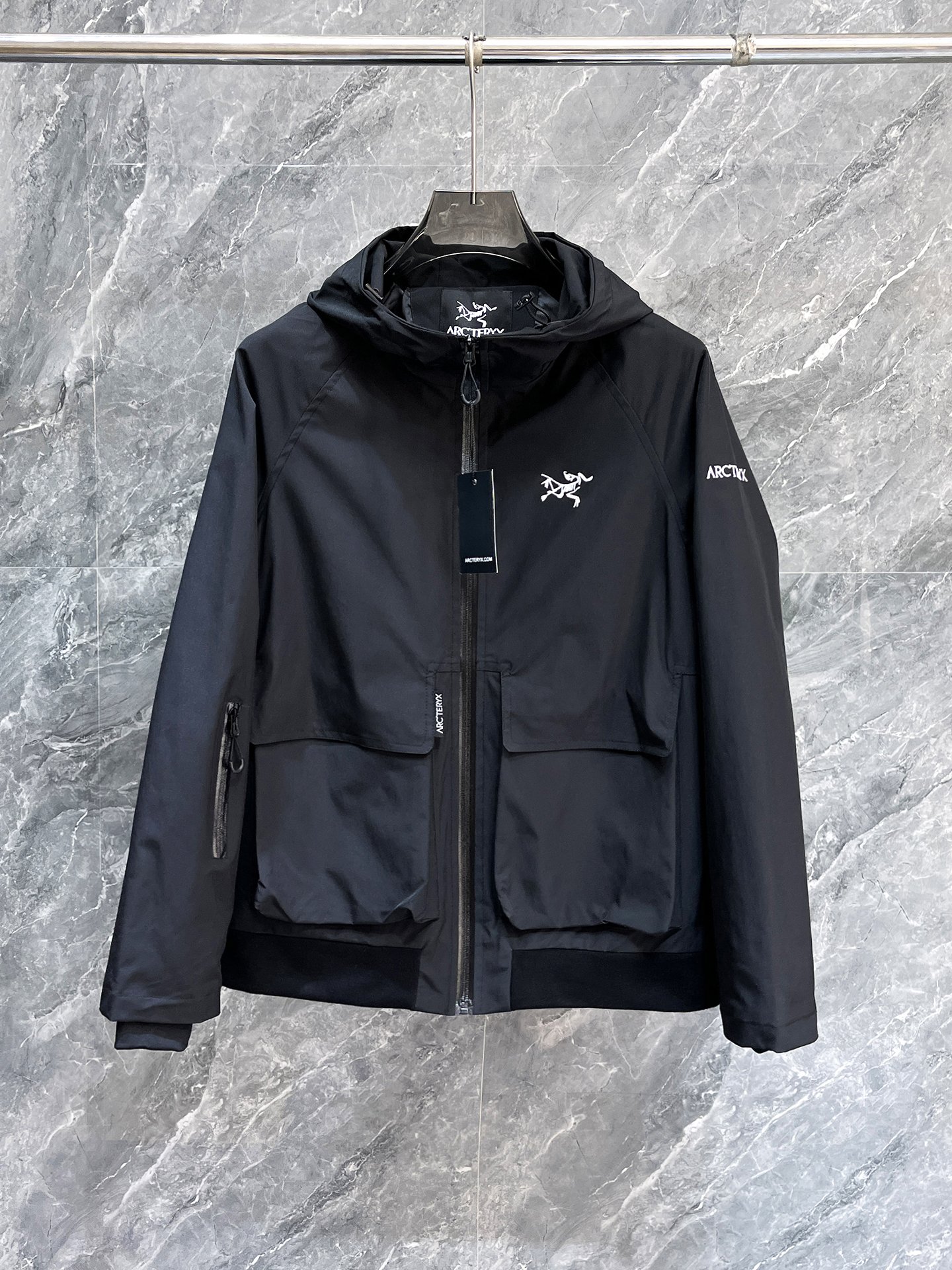 NO:869023,Same style as Arc’teryx official website, on sale in advance!  2026ss new spring men's jackets, original high-end version with three standards!  With hidden hood, custom-made fabrics at the counter, highly breathable and comfortable, impeccable details, brand element design concept, reflecting high quality. It feels delicate and soft!  It presents a casual cut and the upper body shape is awesome!  Size M～3XL, maximum wearing capacity is 195 catties.,arc'teryx,jackets & coats,jackets & coats,hats,19860909始祖鸟 官网同款,提前发售！2026ss开春新款男士夹克外套,原单三标齐全高端版本！带隐藏帽,专柜定制面料 透气舒适度高,细节无可挑剔,品牌元素设计理念,体现高品质.手感细腻柔软！呈现休闲裁剪,上身版型超赞！码数M～3XL,最大穿195斤.,arc'teryx,jackets & coats,jackets & coats,hats,,Men's clothing