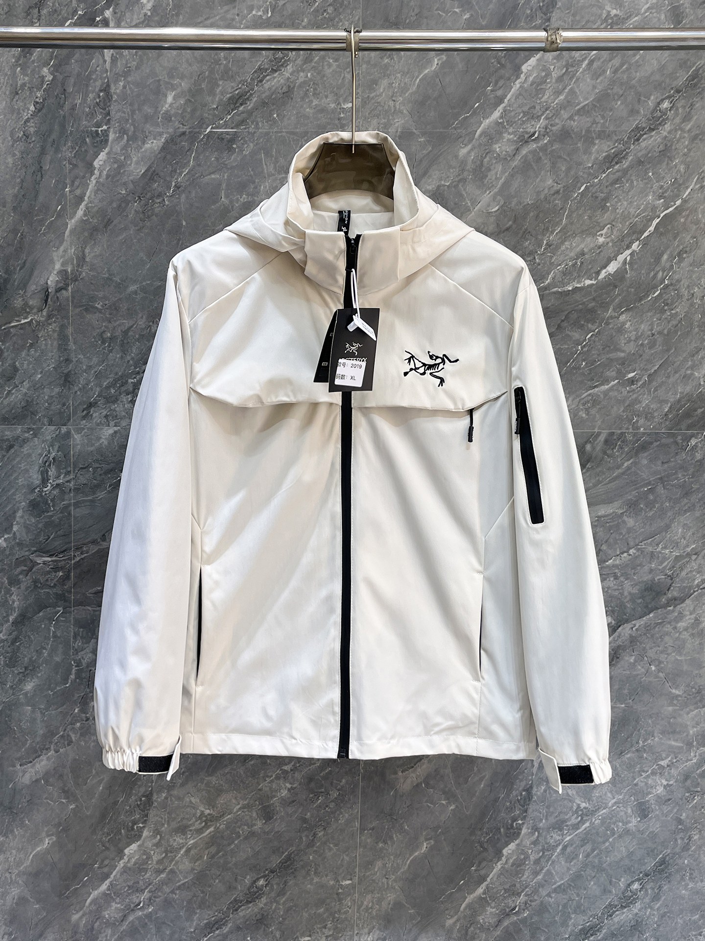 NO:869039,Same style as Arc’teryx official website, on sale in advance!  2026ss new spring men's jackets, original high-end version with three standards!  With hidden hood, custom-made fabrics at the counter, highly breathable and comfortable, impeccable details, brand element design concept, reflecting high quality. It feels delicate and soft!  It presents a casual cut and the upper body shape is awesome!  Size M～3XL, maximum wearing capacity is 195 catties.,arc'teryx,jackets & coats,jackets & coats,hats,19860909始祖鸟 官网同款,提前发售！2026ss开春新款男士夹克外套,原单三标齐全高端版本！带隐藏帽,专柜定制面料 透气舒适度高,细节无可挑剔,品牌元素设计理念,体现高品质.手感细腻柔软！呈现休闲裁剪,上身版型超赞！码数M～3XL,最大穿195斤.,arc'teryx,jackets & coats,jackets & coats,hats,,Men's clothing