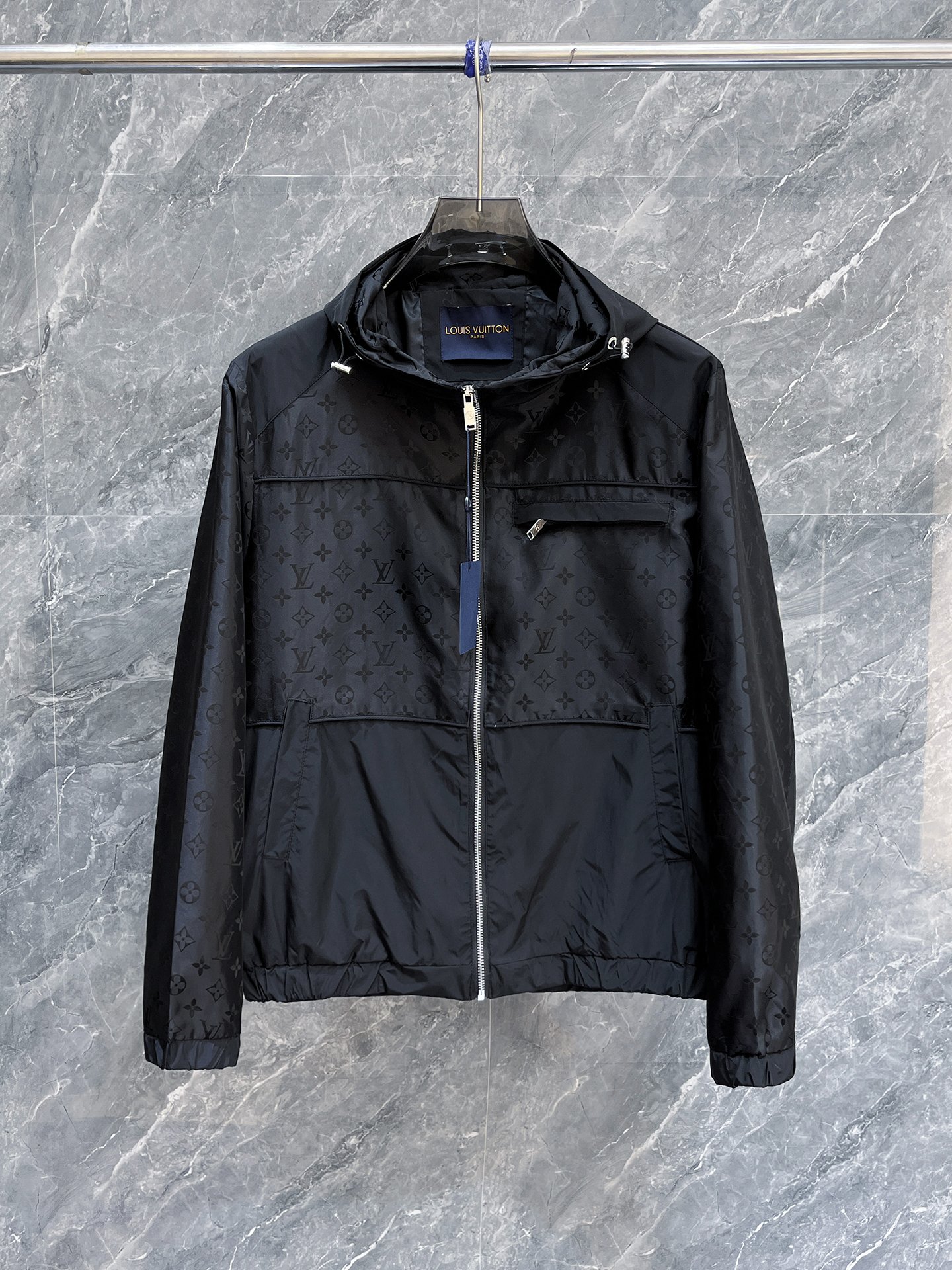 NO:869046,Same style as on LV official website, on sale in advance!  2026ss new spring men's jackets, original high-end version with three standards!  With hidden hood, custom-made fabrics at the counter, highly breathable and comfortable, impeccable details, brand element design concept, reflecting high quality. It feels delicate and soft!  It presents a casual cut and the upper body shape is awesome!  Size M～3XL, maximum wear is 195kg.,,louis vuitton,jackets & coats,jackets & coats,hats,19860909LV 官网同款,提前发售！2026ss开春新款男士夹克外套,原单三标齐全高端版本！带隐藏帽,专柜定制面料 透气舒适度高,细节无可挑剔,品牌元素设计理念,体现高品质.手感细腻柔软！呈现休闲裁剪,上身版型超赞！码数M～3XL,最大穿195斤.,,louis vuitton,jackets & coats,jackets & coats,hats,,Men's clothing