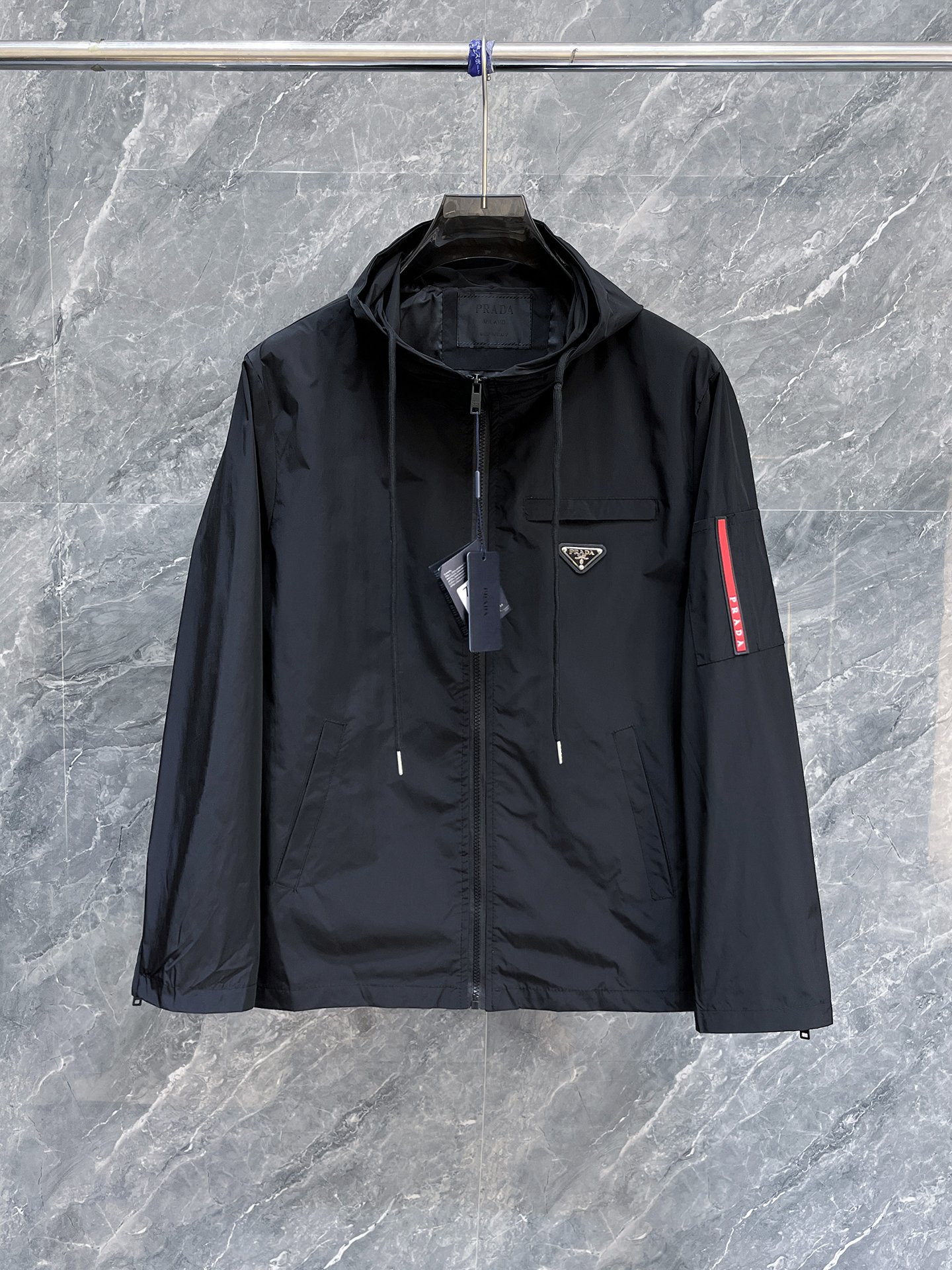 NO:869053,Same style as Prada official website, on sale in advance!  2026ss new spring men's jackets, original high-end version with three standards!  With hidden hood, custom-made fabrics at the counter, highly breathable and comfortable, impeccable details, brand element design concept, reflecting high quality. It feels delicate and soft!  It presents a casual cut and the upper body shape is awesome!  Size M～3XL, maximum wearing capacity is 195 catties.,,prada,jackets & coats,jackets & coats,hats,19860909普拉达 官网同款,提前发售！2026ss开春新款男士夹克外套,原单三标齐全高端版本！带隐藏帽,专柜定制面料 透气舒适度高,细节无可挑剔,品牌元素设计理念,体现高品质.手感细腻柔软！呈现休闲裁剪,上身版型超赞！码数M～3XL,最大穿195斤.,,prada,jackets & coats,jackets & coats,hats,,Men's clothing