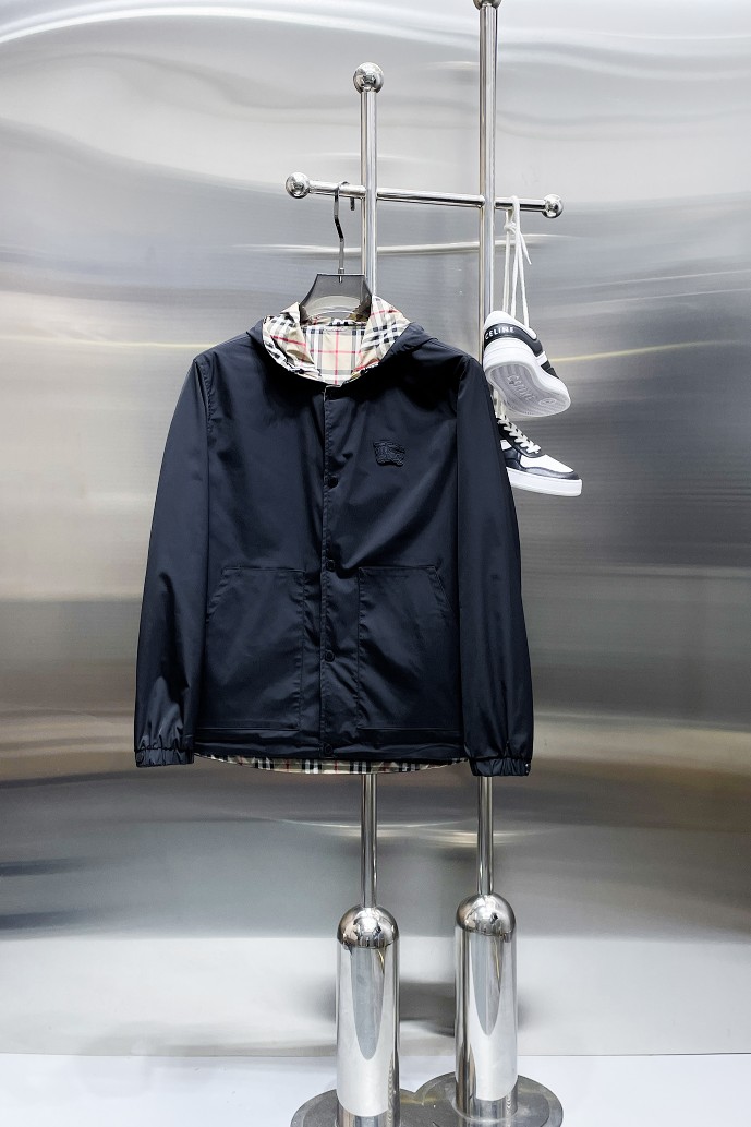 NO:876823,Same style as Burberry official website, on sale in advance!  2026ss new spring men's jackets, original high-end version with three standards!  With hidden hood, custom-made fabrics at the counter, highly breathable and comfortable, impeccable details, brand element design concept, reflecting high quality. It feels delicate and soft!  It presents a casual cut and the upper body shape is awesome!  Size M～3XL, maximum wearing capacity is 195 catties.,,burberry,jackets & coats,jackets & coats,hats,19860909巴宝莉 官网同款,提前发售！2026ss开春新款男士夹克外套,原单三标齐全高端版本！带隐藏帽,专柜定制面料 透气舒适度高,细节无可挑剔,品牌元素设计理念,体现高品质.手感细腻柔软！呈现休闲裁剪,上身版型超赞！码数M～3XL,最大穿195斤.,,burberry,jackets & coats,jackets & coats,hats,,Men's clothing