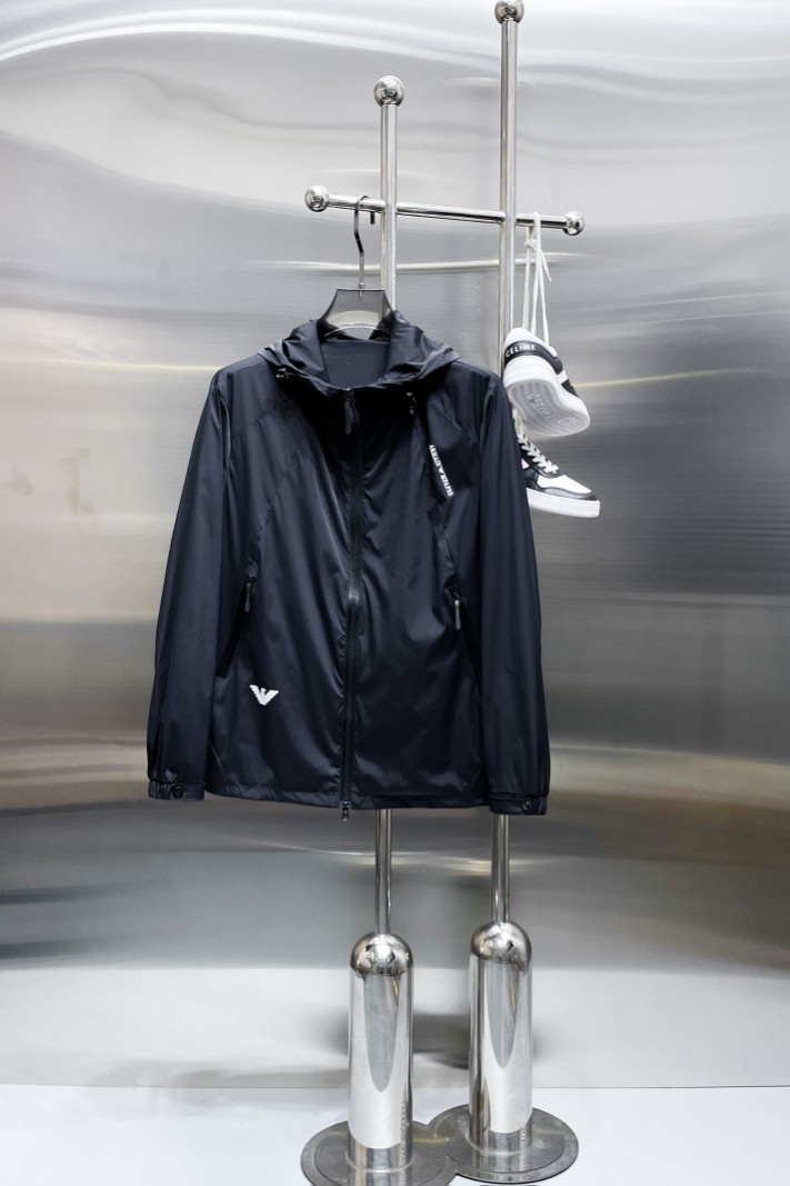 NO:876805,Same style as Armani official website, on sale in advance!  2026ss new spring men's jackets, original high-end version with three standards!  With hidden hood, custom-made fabrics at the counter, highly breathable and comfortable, impeccable details, brand element design concept, reflecting high quality. It feels delicate and soft!  It presents a casual cut and the upper body shape is awesome!  Size M～3XL, maximum wearing capacity is 195 catties.,,armani,jackets & coats,jackets & coats,hats,19860909阿玛尼 官网同款,提前发售！2026ss开春新款男士夹克外套,原单三标齐全高端版本！带隐藏帽,专柜定制面料 透气舒适度高,细节无可挑剔,品牌元素设计理念,体现高品质.手感细腻柔软！呈现休闲裁剪,上身版型超赞！码数M～3XL,最大穿195斤.,,armani,jackets & coats,jackets & coats,hats,,Men's clothing