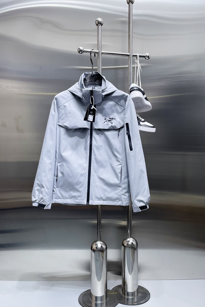 NO:876814,Same style as Arc’teryx official website, on sale in advance!  2026ss new spring men's jackets, original high-end version with three standards!  With hidden hood, custom-made fabrics at the counter, highly breathable and comfortable, impeccable details, brand element design concept, reflecting high quality. It feels delicate and soft!  It presents a casual cut and the upper body shape is awesome!  Size M～3XL, maximum wearing capacity is 195 catties.,arc'teryx,jackets & coats,jackets & coats,hats,19860909始祖鸟 官网同款,提前发售！2026ss开春新款男士夹克外套,原单三标齐全高端版本！带隐藏帽,专柜定制面料 透气舒适度高,细节无可挑剔,品牌元素设计理念,体现高品质.手感细腻柔软！呈现休闲裁剪,上身版型超赞！码数M～3XL,最大穿195斤.,arc'teryx,jackets & coats,jackets & coats,hats,,Men's clothing