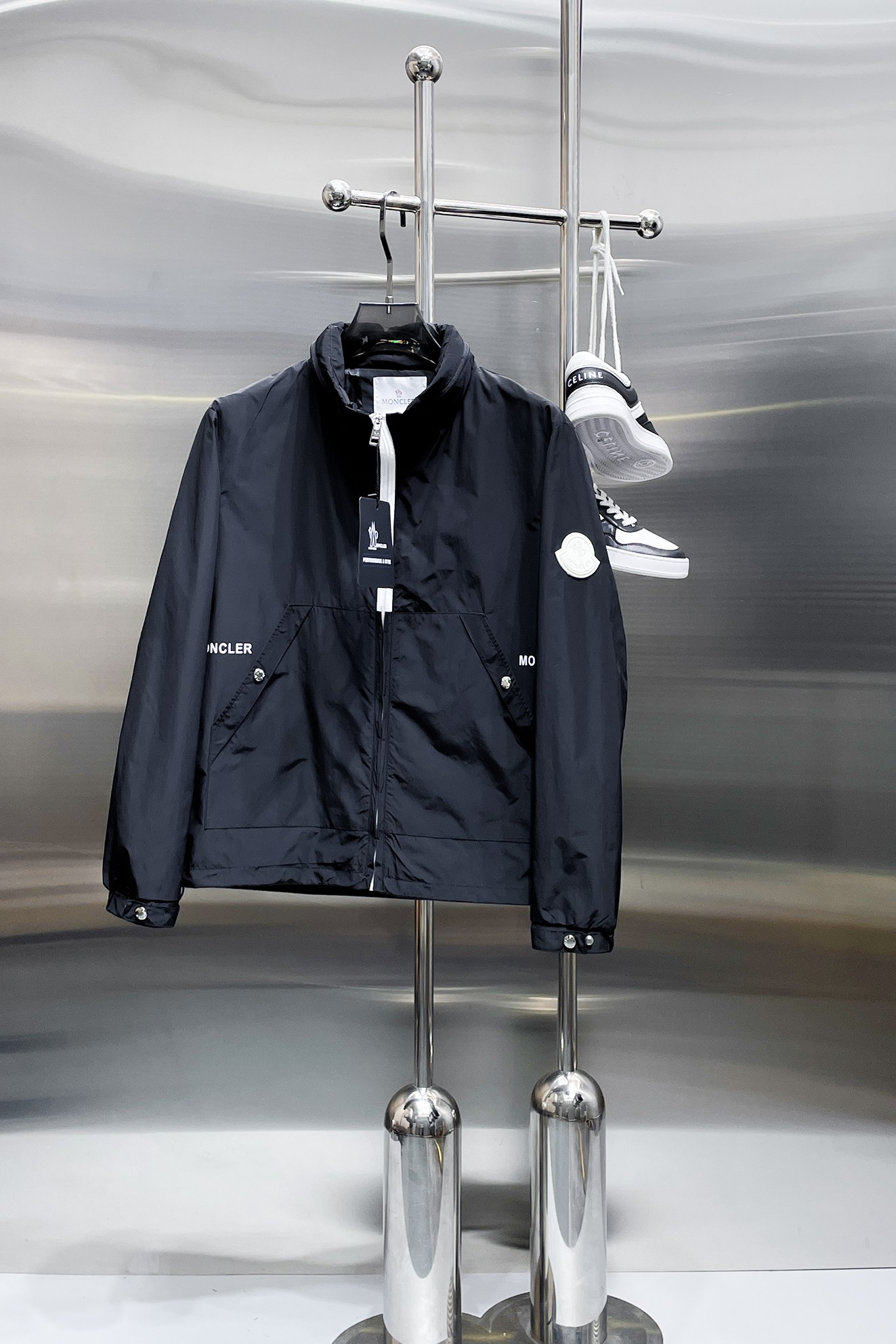 NO:876799,Same style as Mengkou official website, on sale in advance!  2026ss new spring men's jackets, original high-end version with three standards!  With hidden hood, custom-made fabrics at the counter, highly breathable and comfortable, impeccable details, brand element design concept, reflecting high quality. It feels delicate and soft!  It presents a casual cut and the upper body shape is awesome!  Size M～3XL, maximum wearing capacity is 195 catties.,,Moncler,jackets & coats,jackets & coats,hats,19860909蒙口 官网同款,提前发售！2026ss开春新款男士夹克外套,原单三标齐全高端版本！带隐藏帽,专柜定制面料 透气舒适度高,细节无可挑剔,品牌元素设计理念,体现高品质.手感细腻柔软！呈现休闲裁剪,上身版型超赞！码数M～3XL,最大穿195斤.,,Moncler,jackets & coats,jackets & coats,hats,,Men's clothing