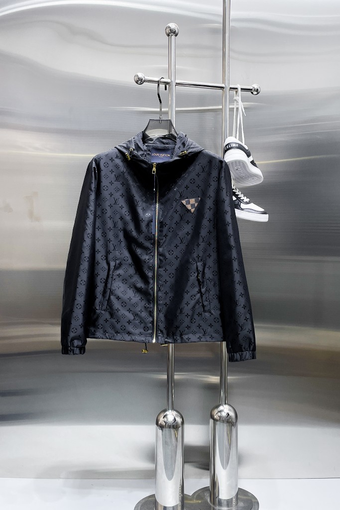 NO:876637,Same style as on LV official website, on sale in advance!  2026ss new spring men's jackets, original high-end version with three standards!  With hidden hood, custom-made fabrics at the counter, highly breathable and comfortable, impeccable details, brand element design concept, reflecting high quality. It feels delicate and soft!  It presents a casual cut and the upper body shape is awesome!  Size M～3XL, maximum wear is 195kg.,,louis vuitton,jackets & coats,jackets & coats,hats,19860909LV 官网同款,提前发售！2026ss开春新款男士夹克外套,原单三标齐全高端版本！带隐藏帽,专柜定制面料 透气舒适度高,细节无可挑剔,品牌元素设计理念,体现高品质.手感细腻柔软！呈现休闲裁剪,上身版型超赞！码数M～3XL,最大穿195斤.,,louis vuitton,jackets & coats,jackets & coats,hats,,Men's clothing