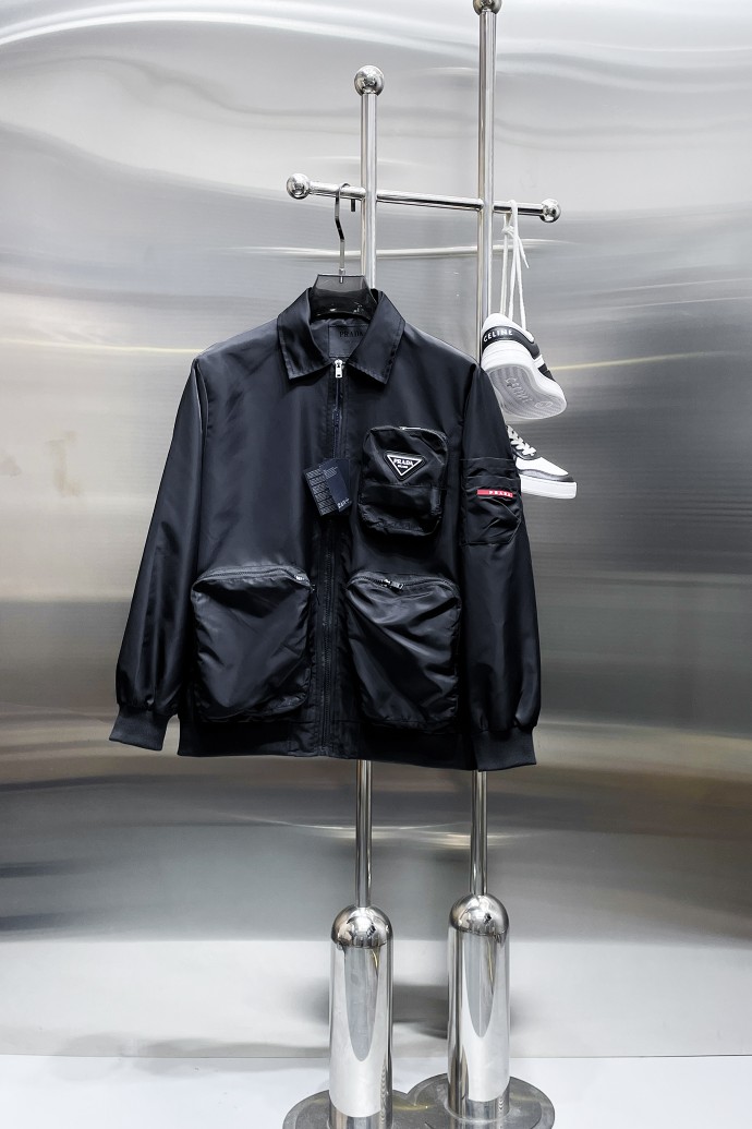 NO:876644,Same style as Prada official website, on sale in advance!  2026ss new spring men's jackets, original high-end version with three standards!  With hidden hood, custom-made fabrics at the counter, highly breathable and comfortable, impeccable details, brand element design concept, reflecting high quality. It feels delicate and soft!  It presents a casual cut and the upper body shape is awesome!  Size M～3XL, maximum wearing capacity is 195 catties.,,prada,jackets & coats,jackets & coats,hats,19860909普拉达 官网同款,提前发售！2026ss开春新款男士夹克外套,原单三标齐全高端版本！带隐藏帽,专柜定制面料 透气舒适度高,细节无可挑剔,品牌元素设计理念,体现高品质.手感细腻柔软！呈现休闲裁剪,上身版型超赞！码数M～3XL,最大穿195斤.,,prada,jackets & coats,jackets & coats,hats,,Men's clothing
