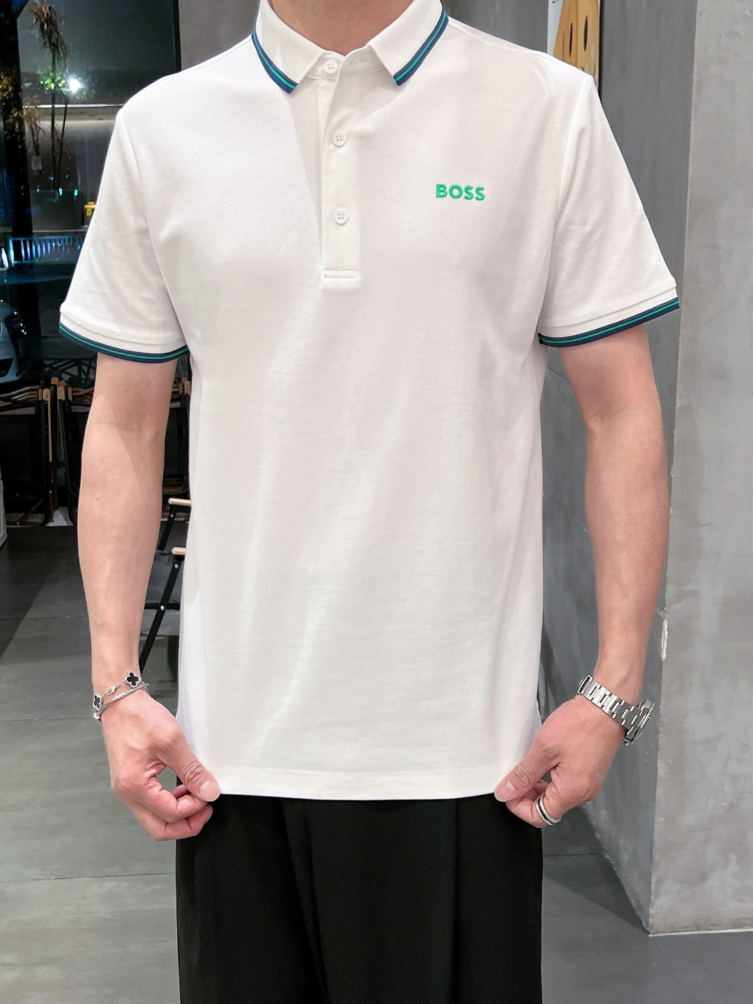 NO:142230,Boss 2025ss Summer New Letter Logo Men's Lapel Polo Shirt!  Classic business men's style, high-end men's style at the ceiling level of business men's style!  Simple, fashionable and elegant, single-wearing inner wear is decent, quality control/detail control takes away, low-key, luxurious and connotative!  Customer-supplied fixed mesh flooring cotton cloth is carefully made, the surface of the fabric is evenly arranged and neatly arranged, with excellent breathability and heat dissipation and sweat resistance, and the comfort level of the upper body is completely better than that of ordinary single-sided sweat cloth tissue!  The classic brand LOGO logo on the chest is created with top-level craftsmanship. The LOGO has three-dimensional, clear and full texture, and is an extraordinary product in the classic field whether it is inner wear or single wear!  The exquisite cutting process, the processing of every detail is very standard and delicate, and it is comparable to that of ordinary LOW products on the market. Men must enter the basic versatile Polo shirts!  Multi-color Size M-4xl, alexander wang19860909Boss 2025ss夏季新款字母logo男士翻领Polo衫！经典商务男款,高端男装的天花板级别的商务男款！简约时尚大气不失优雅,单穿内搭体面过人,品质控/细节控的闭眼带走,低调又奢华有内涵！ 客供定织网眼珠地棉布精心制成,面料表面排列均匀整齐的网眼纹理,透气性和散热排汗性极佳,上身舒适程度完全优于普通单面汗布组织！胸前经典的品牌LOGO标识,采用顶级工艺打造,LOGO立体清晰饱满,质感非凡的特质,无论是内搭还是单穿都是一款经典领域的产品！精妙绝伦的裁剪工艺,每一个细节处理的非常标准细腻,非市面一般LOW货可以媲美的,男士必入基础百搭款Polo衫推荐！ 颜色多颜色 尺码M-4xl,,alexander wang,Men's clothing