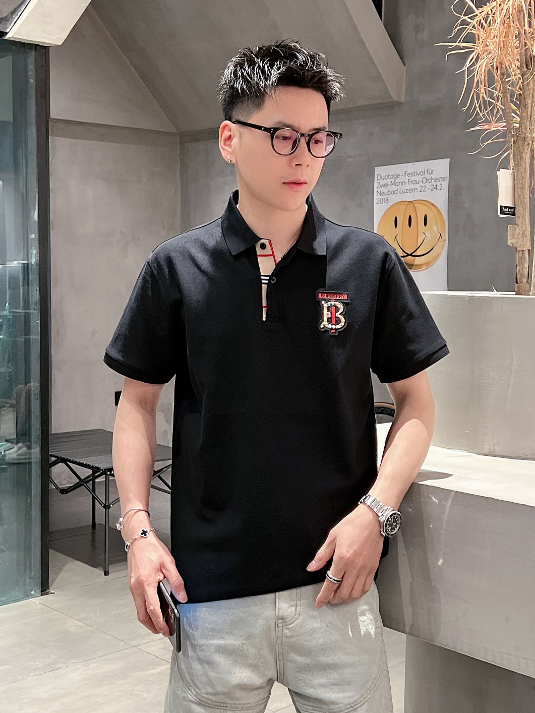 NO:142221,Burberry 2025ss summer new letter logo men's lapel Polo shirt!  Classic business men's style, high-end men's style at the ceiling level of business men's style!  Simple, fashionable and elegant, single-wearing inner wear is decent, quality control/detail control takes away, low-key, luxurious and connotative!  Customer-supplied fixed mesh flooring cotton cloth is carefully made, the surface of the fabric is evenly arranged and neatly arranged, with excellent breathability and heat dissipation and sweat resistance, and the comfort level of the upper body is completely better than that of ordinary single-sided sweat cloth tissue!  The classic brand LOGO logo on the chest is created with top-level craftsmanship. The LOGO has three-dimensional, clear and full texture, and is an extraordinary product in the classic field whether it is inner wear or single wear!  The exquisite cutting process, the processing of every detail is very standard and delicate, and it is comparable to that of ordinary LOW products on the market. Men must enter the basic versatile Polo shirts!  Multi-color Size M-3xl, Burberry, Alexander wang19860909巴宝莉 2025ss夏季新款字母logo男士翻领Polo衫！经典商务男款,高端男装的天花板级别的商务男款！简约时尚大气不失优雅,单穿内搭体面过人,品质控/细节控的闭眼带走,低调又奢华有内涵！ 客供定织网眼珠地棉布精心制成,面料表面排列均匀整齐的网眼纹理,透气性和散热排汗性极佳,上身舒适程度完全优于普通单面汗布组织！胸前经典的品牌LOGO标识,采用顶级工艺打造,LOGO立体清晰饱满,质感非凡的特质,无论是内搭还是单穿都是一款经典领域的产品！精妙绝伦的裁剪工艺,每一个细节处理的非常标准细腻,非市面一般LOW货可以媲美的,男士必入基础百搭款Polo衫推荐！ 颜色多颜色 尺码M-3xl,,burberry,alexander wang,Men's clothing