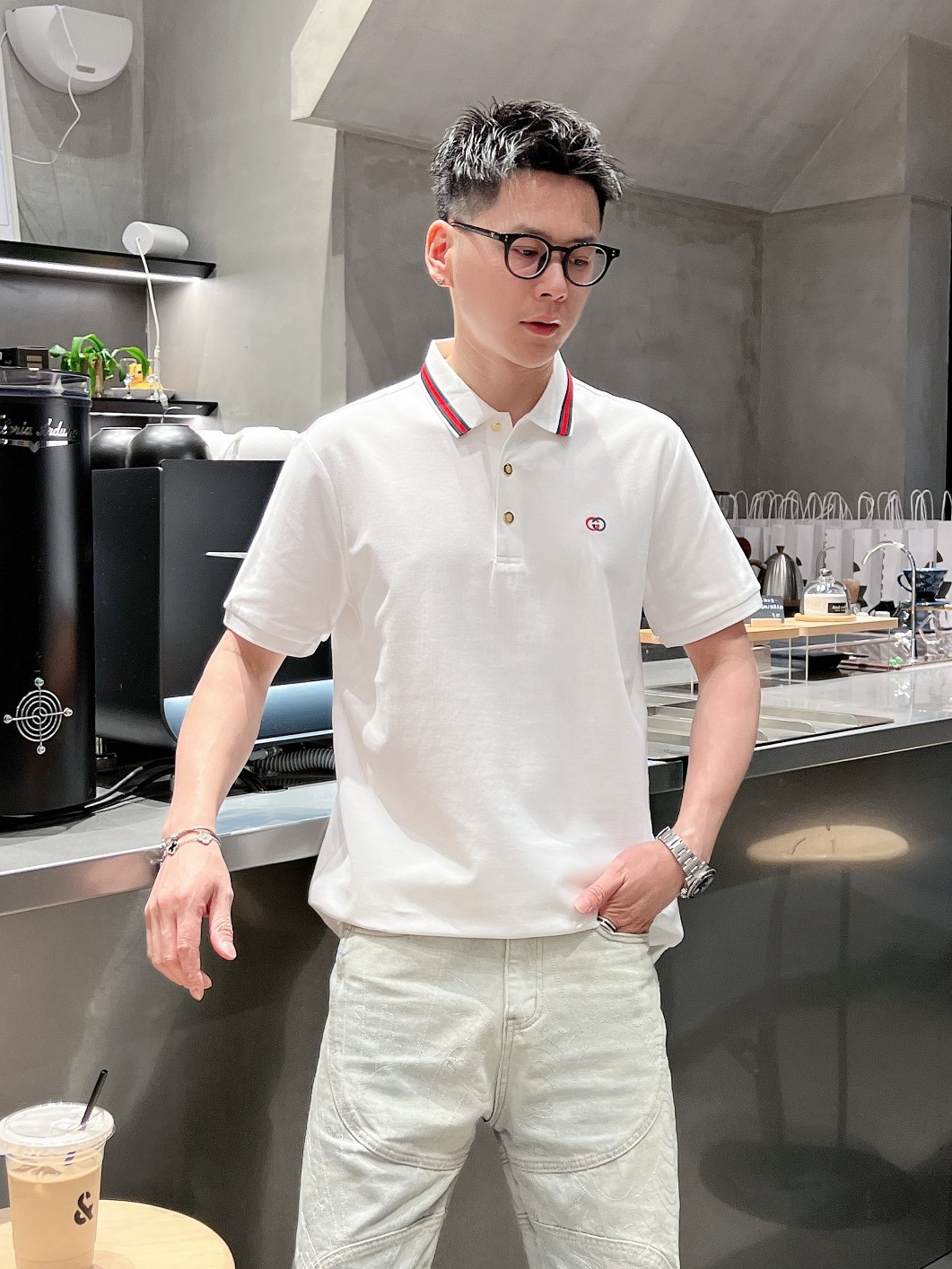 NO:142243,Guqi 2025ss summer new letter logo men's lapel Polo shirt!  Classic business men's style, high-end men's style at the ceiling level of business men's style!  Simple, fashionable and elegant, single-wearing inner wear is decent, quality control/detail control takes away, low-key, luxurious and connotative!  Customer-supplied fixed mesh flooring cotton cloth is carefully made, the surface of the fabric is evenly arranged and neatly arranged, with excellent breathability and heat dissipation and sweat resistance, and the comfort level of the upper body is completely better than that of ordinary single-sided sweat cloth tissue!  The classic brand LOGO logo on the chest is created with top-level craftsmanship. The LOGO has three-dimensional, clear and full texture, and is an extraordinary product in the classic field whether it is inner wear or single wear!  The exquisite cutting process, the processing of every detail is very standard and delicate, and it is comparable to that of ordinary LOW products on the market. Men must enter the basic versatile Polo shirts!  Multi-color Size M-4xl, alexander wang19860909古奇 2025ss夏季新款字母logo男士翻领Polo衫！经典商务男款,高端男装的天花板级别的商务男款！简约时尚大气不失优雅,单穿内搭体面过人,品质控/细节控的闭眼带走,低调又奢华有内涵！ 客供定织网眼珠地棉布精心制成,面料表面排列均匀整齐的网眼纹理,透气性和散热排汗性极佳,上身舒适程度完全优于普通单面汗布组织！胸前经典的品牌LOGO标识,采用顶级工艺打造,LOGO立体清晰饱满,质感非凡的特质,无论是内搭还是单穿都是一款经典领域的产品！精妙绝伦的裁剪工艺,每一个细节处理的非常标准细腻,非市面一般LOW货可以媲美的,男士必入基础百搭款Polo衫推荐！ 颜色多颜色 尺码M-4xl,,alexander wang,Men's clothing