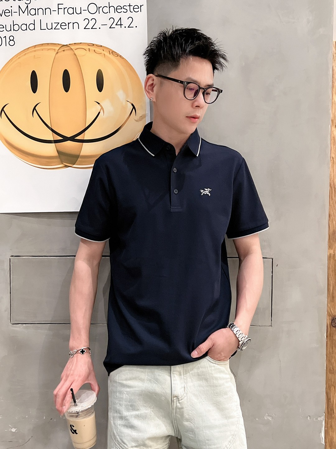 NO:142240,Archaeoptera Bird 2025ss summer new letter logo men's lapel Polo shirt!  Classic business men's style, high-end men's style at the ceiling level of business men's style!  Simple, fashionable and elegant, single-wearing inner wear is decent, quality control/detail control takes away, low-key, luxurious and connotative!  Customer-supplied fixed mesh flooring cotton cloth is carefully made, the surface of the fabric is evenly arranged and neatly arranged, with excellent breathability and heat dissipation and sweat resistance, and the comfort level of the upper body is completely better than that of ordinary single-sided sweat cloth tissue!  The classic brand LOGO logo on the chest is created with top-level craftsmanship. The LOGO has three-dimensional, clear and full texture, and is an extraordinary product in the classic field whether it is inner wear or single wear!  The exquisite cutting process, the processing of every detail is very standard and delicate, and it is comparable to that of ordinary LOW products on the market. Men must enter the basic versatile Polo shirts!  Multi-color Size M-3xl,arc'teryx,alexander wang19860909始祖鸟 2025ss夏季新款字母logo男士翻领Polo衫！经典商务男款,高端男装的天花板级别的商务男款！简约时尚大气不失优雅,单穿内搭体面过人,品质控/细节控的闭眼带走,低调又奢华有内涵！ 客供定织网眼珠地棉布精心制成,面料表面排列均匀整齐的网眼纹理,透气性和散热排汗性极佳,上身舒适程度完全优于普通单面汗布组织！胸前经典的品牌LOGO标识,采用顶级工艺打造,LOGO立体清晰饱满,质感非凡的特质,无论是内搭还是单穿都是一款经典领域的产品！精妙绝伦的裁剪工艺,每一个细节处理的非常标准细腻,非市面一般LOW货可以媲美的,男士必入基础百搭款Polo衫推荐！ 颜色多颜色 尺码M-3xl,arc'teryx,alexander wang,Men's clothing