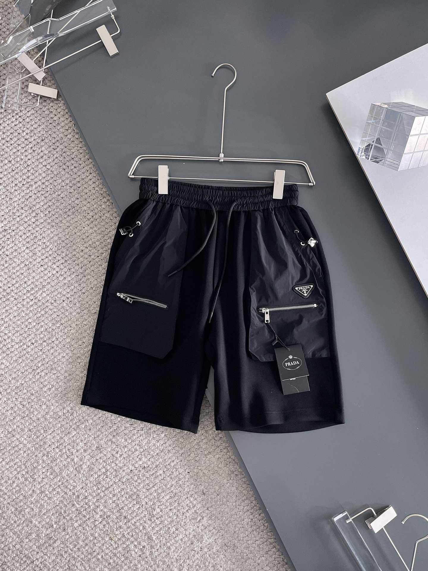 NO:132550,Prada has complete three standards. New summer casual shorts for men, high-end custom fabric breathable fabric, extremely breathable, elastic and comfortable, impeccable details, top-level auxiliary materials, original logo design concept, delicate and soft feel!  The upper body style is excellent!  Size M-XXXL order to report height and weight, prada, shorts, alexander wang19860909普拉达三标齐全 夏季新款男士休闲短裤,高级定制面料透气面料 透气弹力舒适度极高,细节无可挑剔,顶级辅料配备,原版logo设计理念,手感细腻柔软！上身版型超赞！尺码M-XXXL下单报身高体重,,prada,shorts,alexander wang,Men's clothing