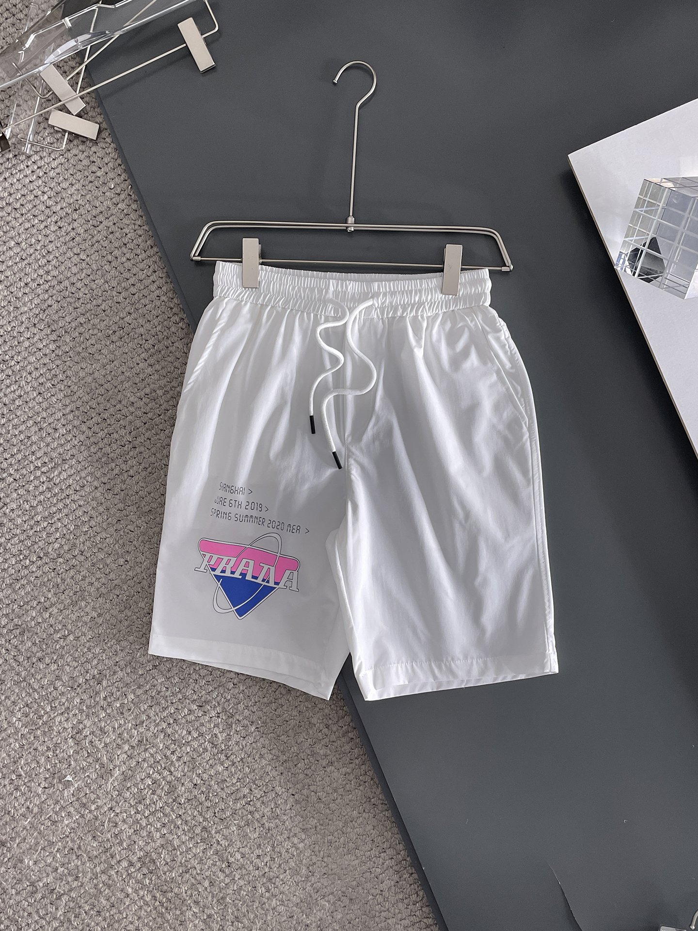 NO:132563,Prada has complete three standards. New summer casual shorts for men, high-end custom fabric breathable fabric, extremely breathable, elastic and comfortable, impeccable details, top-level auxiliary materials, original logo design concept, delicate and soft feel!  The upper body style is excellent!  Size M-XXXL order to report height and weight, prada, shorts, alexander wang19860909普拉达三标齐全 夏季新款男士休闲短裤,高级定制面料透气面料 透气弹力舒适度极高,细节无可挑剔,顶级辅料配备,原版logo设计理念,手感细腻柔软！上身版型超赞！尺码M-XXXL下单报身高体重,,prada,shorts,alexander wang,Men's clothing