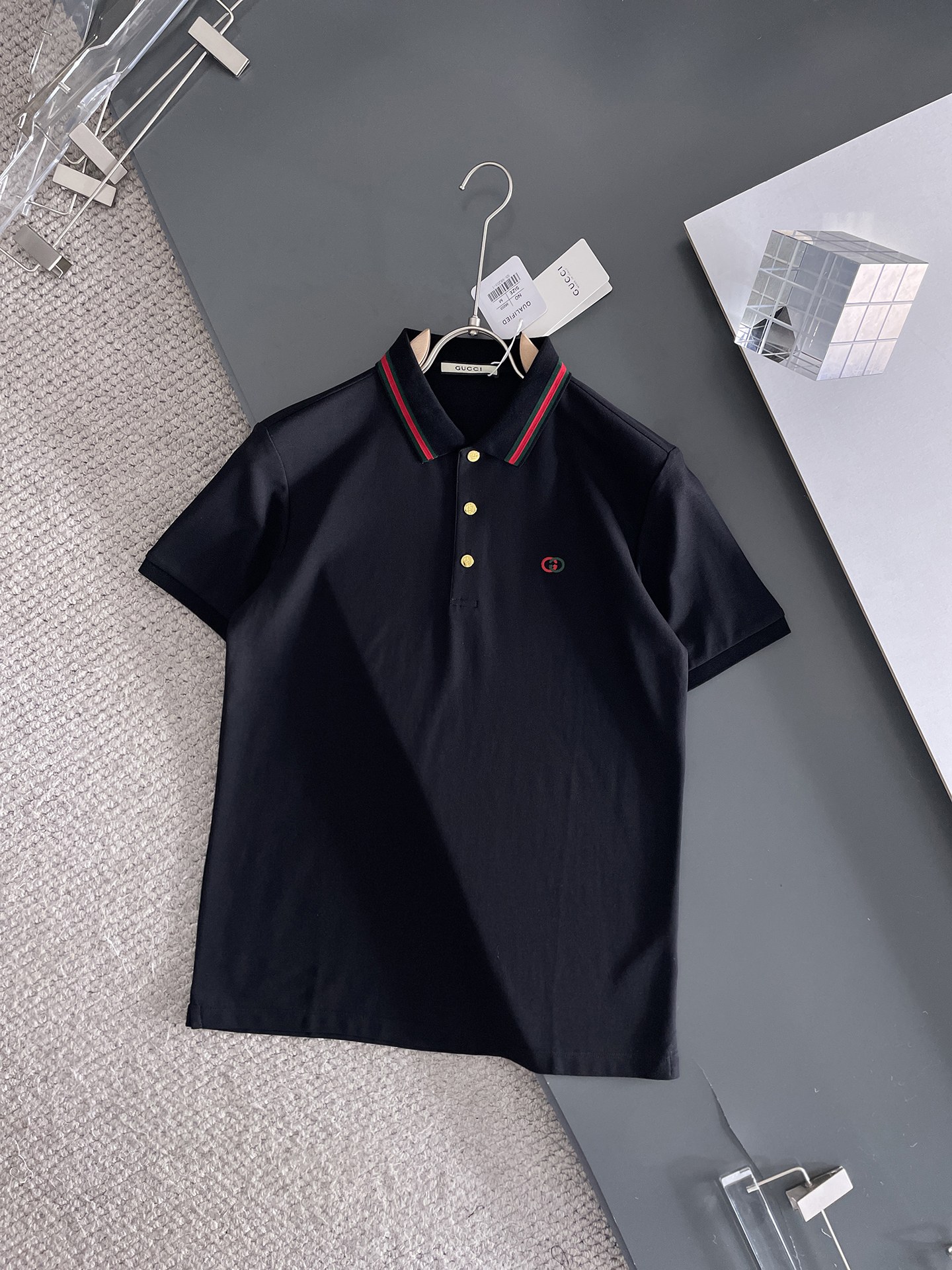 NO:132526,Guchi ss summer new letter logo men's lapel Polo shirt!  Classic business men's style, high-end men's style at the ceiling level of business men's style!  Simple, fashionable and elegant, single-wearing inner wear is decent, quality control/detail control takes away, low-key, luxurious and connotative!  Customer-supplied fixed mesh flooring cotton cloth is carefully made, the surface of the fabric is evenly arranged and neatly arranged, with excellent breathability and heat dissipation and sweat resistance, and the comfort level of the upper body is completely better than that of ordinary single-sided sweat cloth tissue!  The classic brand LOGO logo on the chest is created with top-level craftsmanship. The LOGO has three-dimensional, clear and full texture, and is an extraordinary product in the classic field whether it is inner wear or single wear!  The exquisite cutting process, the processing of every detail is very standard and delicate, and it is comparable to that of ordinary LOW products on the market. Men must enter the basic versatile Polo shirts!  Multi-color Size M-4xl, alexander wang19860909古奇 ss夏季新款字母logo男士翻领Polo衫！经典商务男款,高端男装的天花板级别的商务男款！简约时尚大气不失优雅,单穿内搭体面过人,品质控/细节控的闭眼带走,低调又奢华有内涵！ 客供定织网眼珠地棉布精心制成,面料表面排列均匀整齐的网眼纹理,透气性和散热排汗性极佳,上身舒适程度完全优于普通单面汗布组织！胸前经典的品牌LOGO标识,采用顶级工艺打造,LOGO立体清晰饱满,质感非凡的特质,无论是内搭还是单穿都是一款经典领域的产品！精妙绝伦的裁剪工艺,每一个细节处理的非常标准细腻,非市面一般LOW货可以媲美的,男士必入基础百搭款Polo衫推荐！ 颜色多颜色 尺码M-4xl,,alexander wang,Men's clothing
